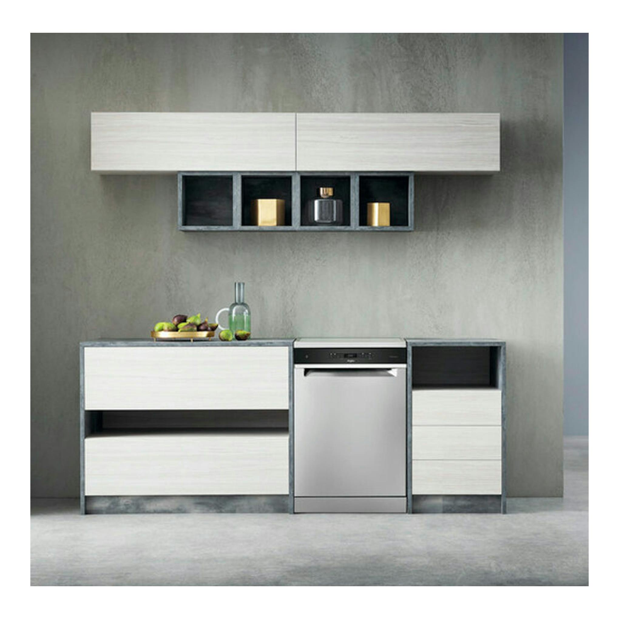 Lavavajillas Whirlpool WFO3O41PLX de acero inoxidable, vista frontal, integrado en cocina moderna.