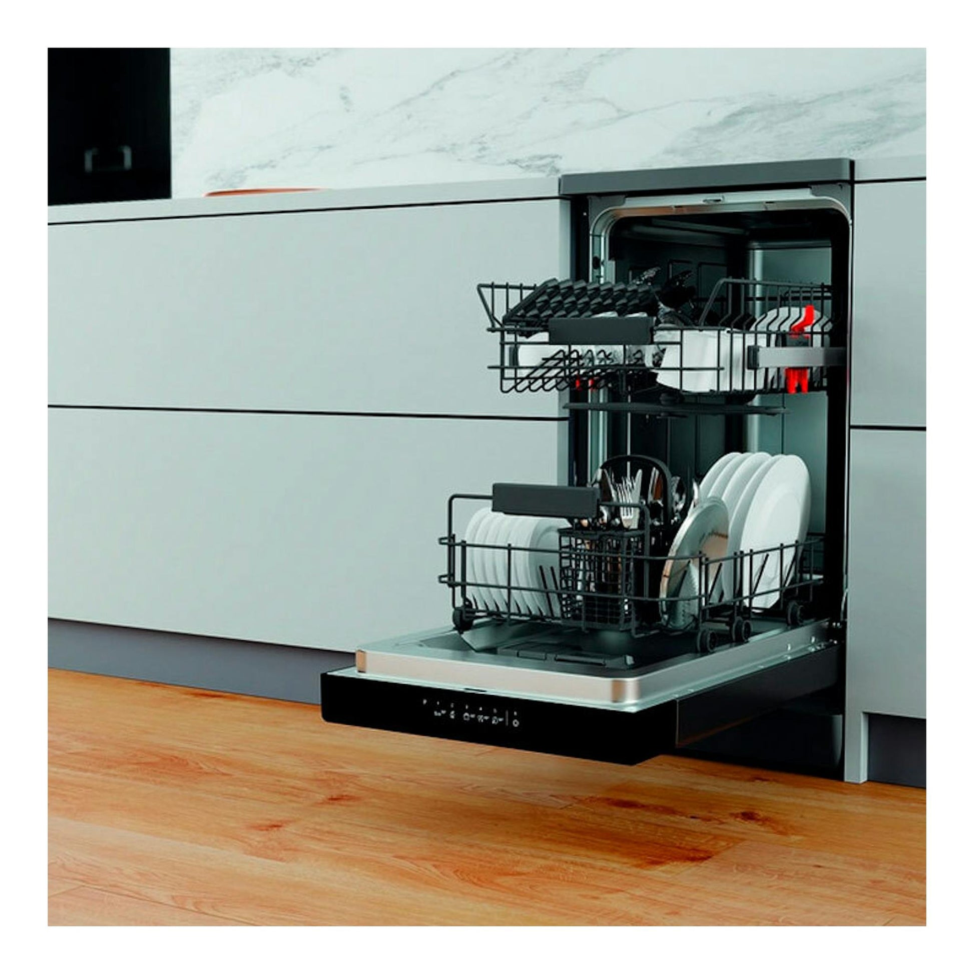 Lavavajillas Whirlpool WSFC 3M27 X de 45 cm, empotrado y abierto, con cestas y vajilla.