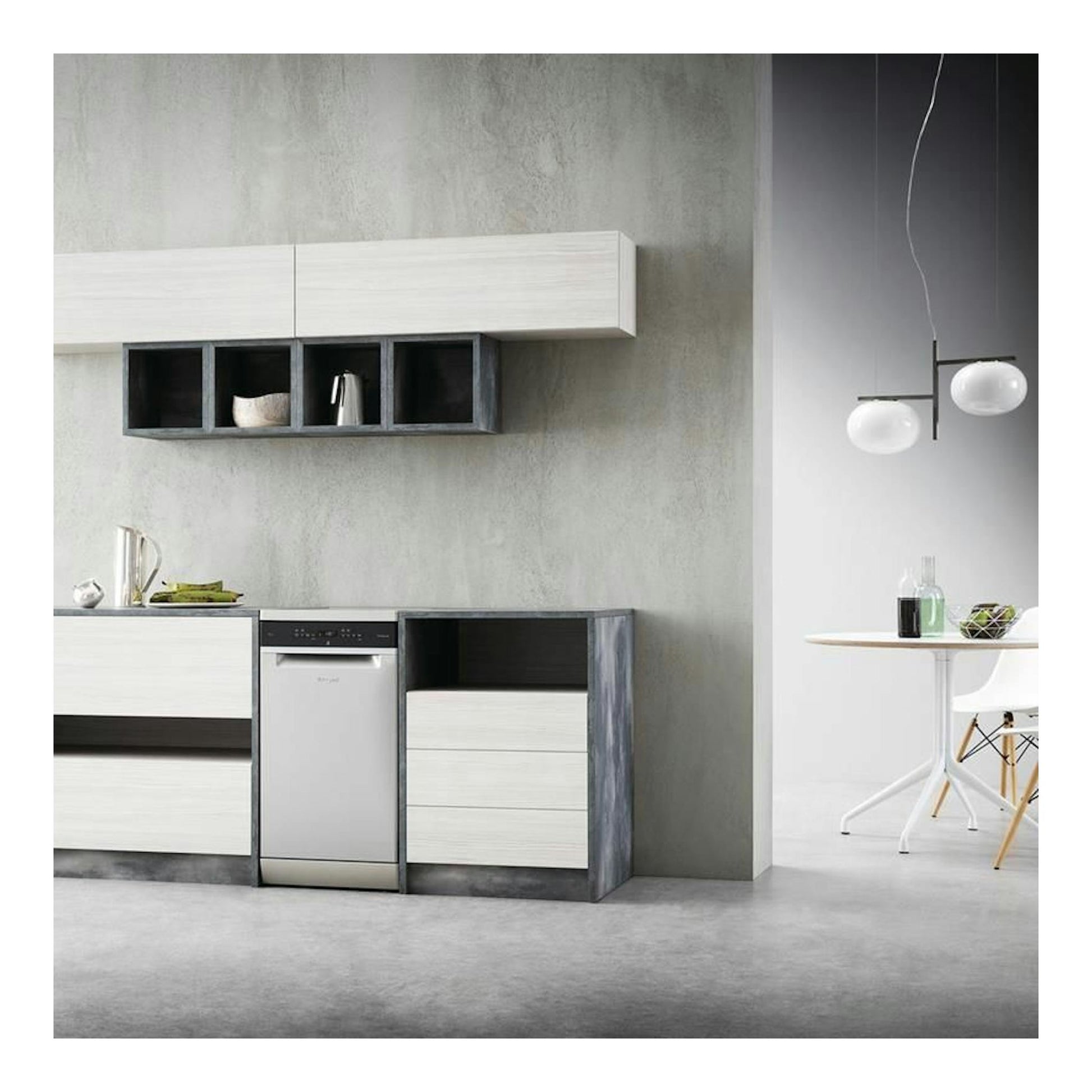 Lavavajillas Whirlpool WSFO3023PFX de 45 cm, vista frontal, integrado en cocina, acabado inox.