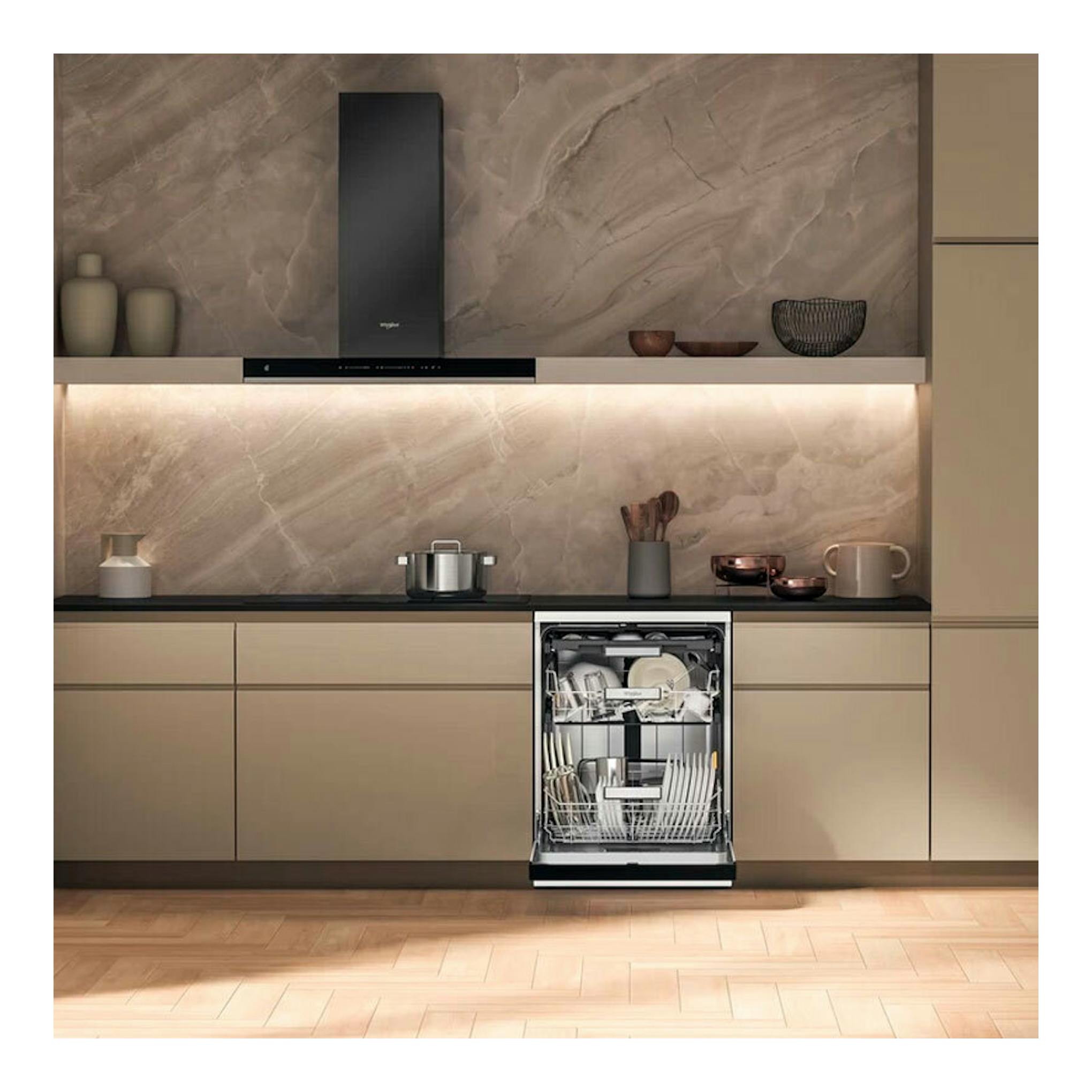 Lavavajillas Whirlpool W7F HS41 de 60 cm, empotrado y abierto en una cocina moderna, con cestos visibles.