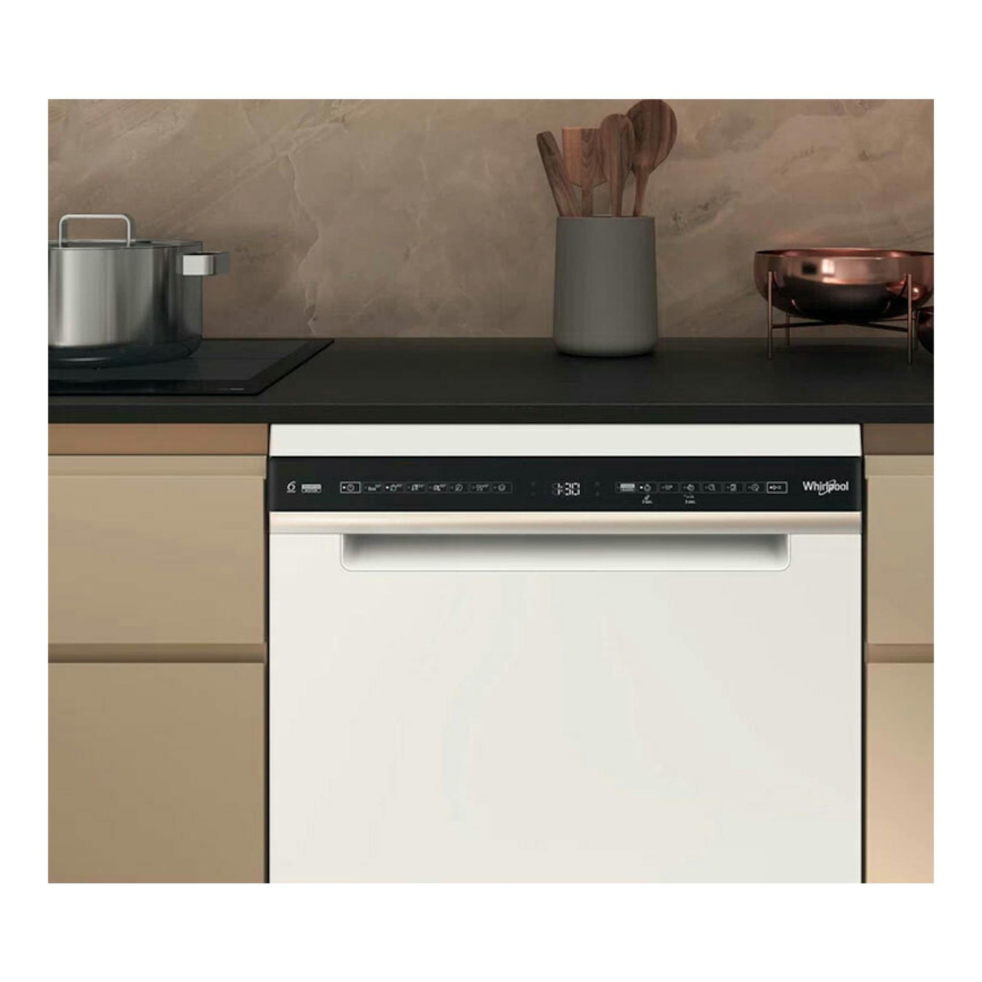 Lavavajillas integrado Whirlpool W7F HS41 blanco, vista frontal bajo encimera negra.