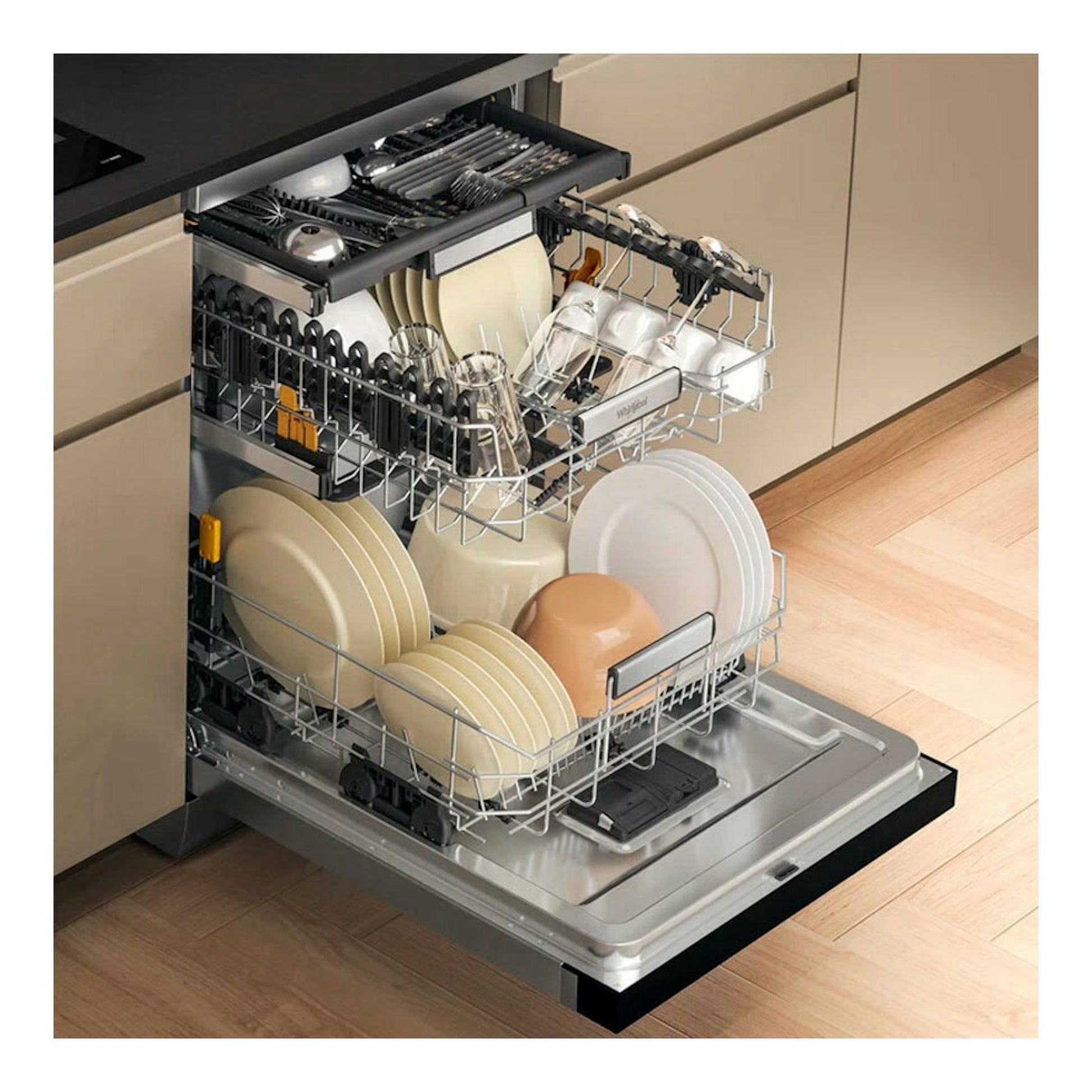 Lavavajillas Whirlpool W7F HS41 X empotrado, abierto, con cestas extraíbles y platos dentro.