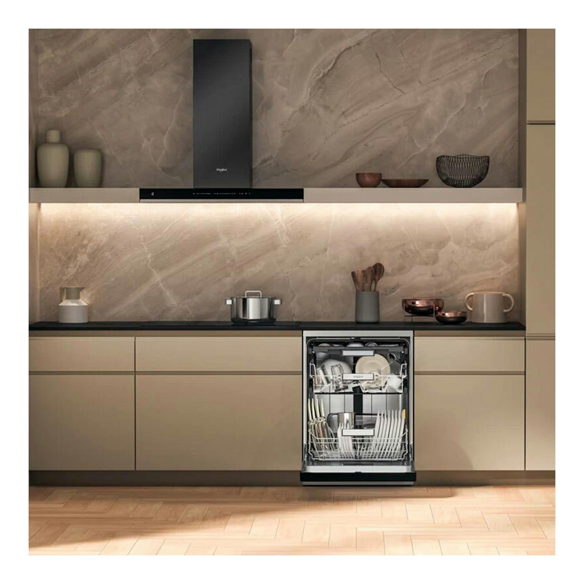 Lavavajillas Whirlpool W7F HS41 X de 60 cm, frontal abierto e integrado en cocina moderna beige.