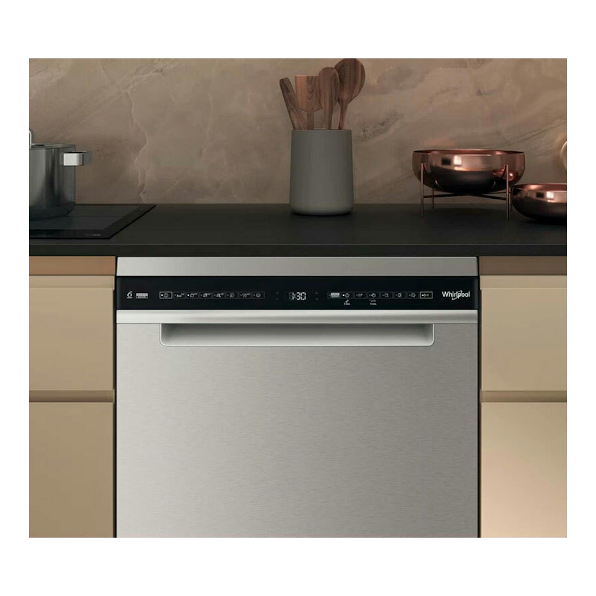 Lavavajillas Whirlpool W7F HS41 X de acero inoxidable, vista frontal, empotrado.