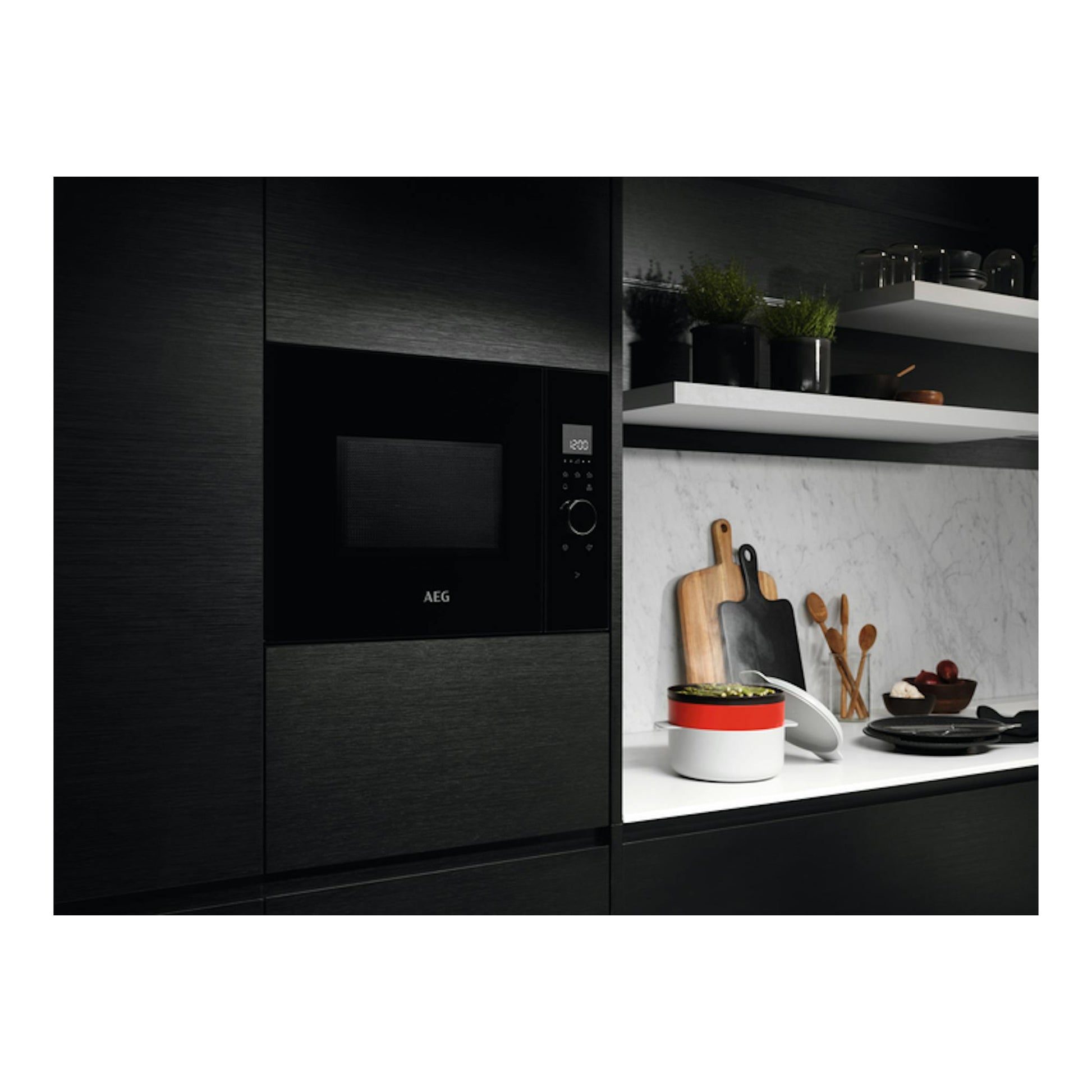 Microondas integrable AEG MBE2657SEB negro, vista frontal, empotrado en mueble oscuro.