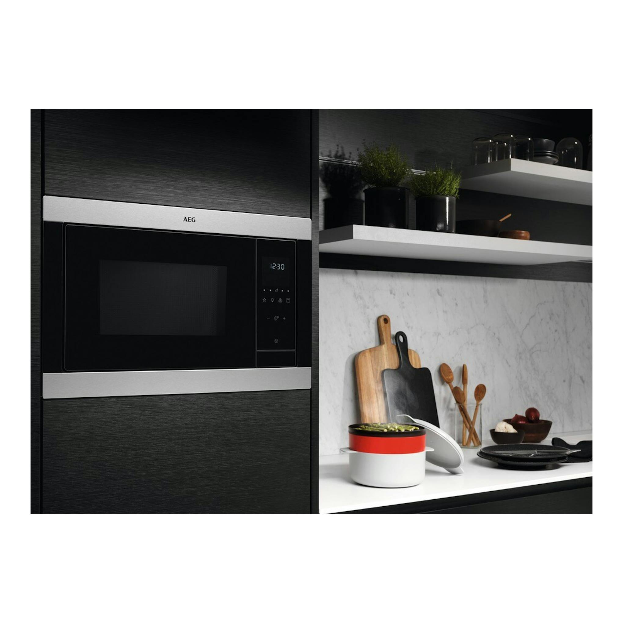 Microondas integrable AEG MSB2547D-M en acero inoxidable y negro, vista frontal empotrada.