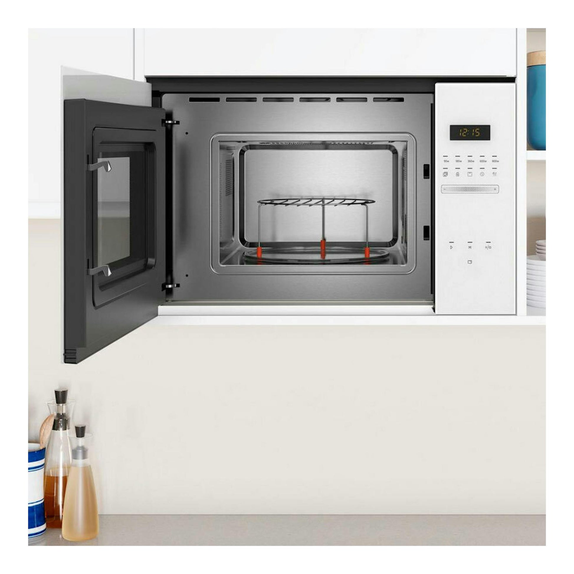 Microondas Balay 3CG5172B2 blanco, empotrado y abierto, con interior de acero y panel de control digital.