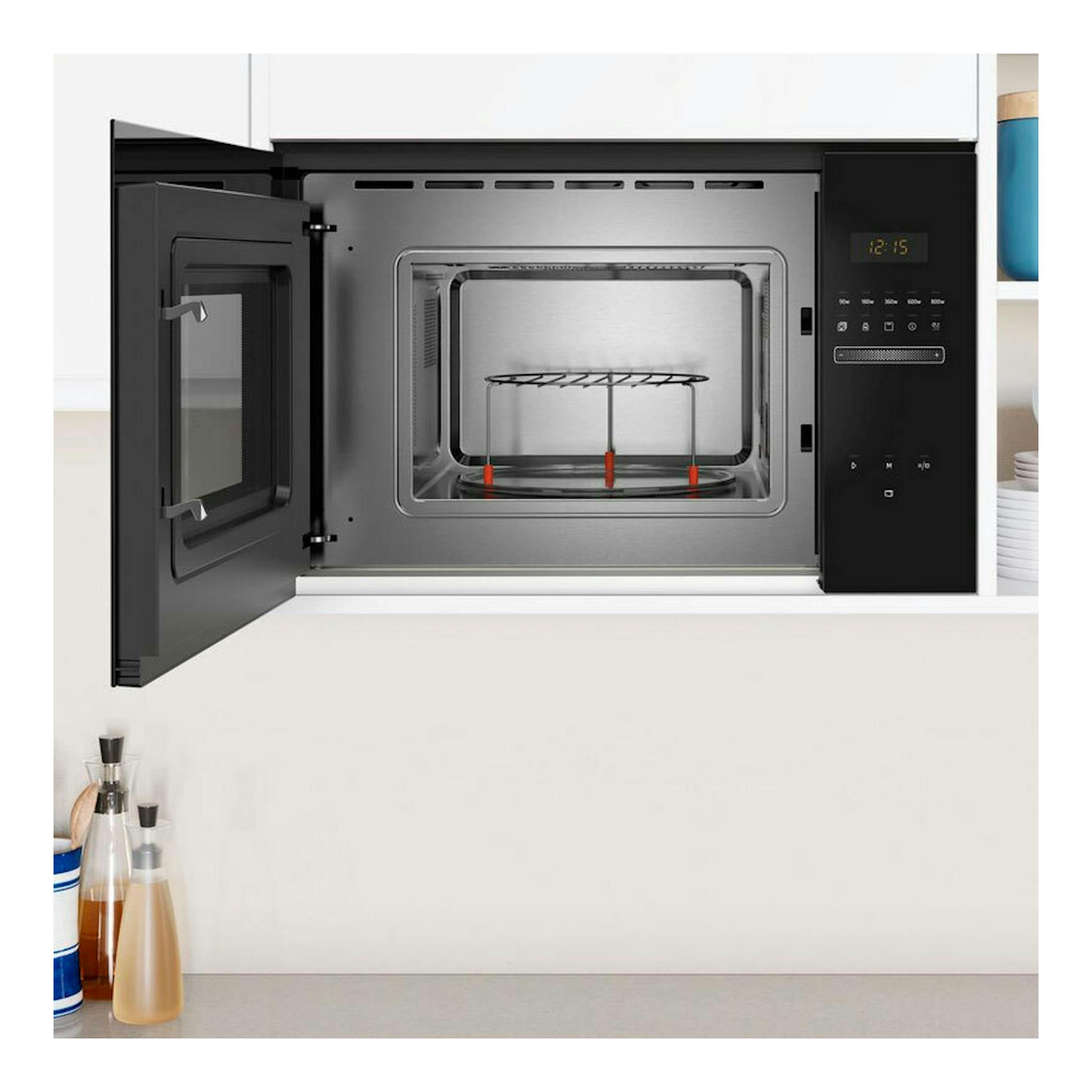 Microondas Balay 3CG5172N2 negro empotrado, con puerta abierta y panel digital frontal.