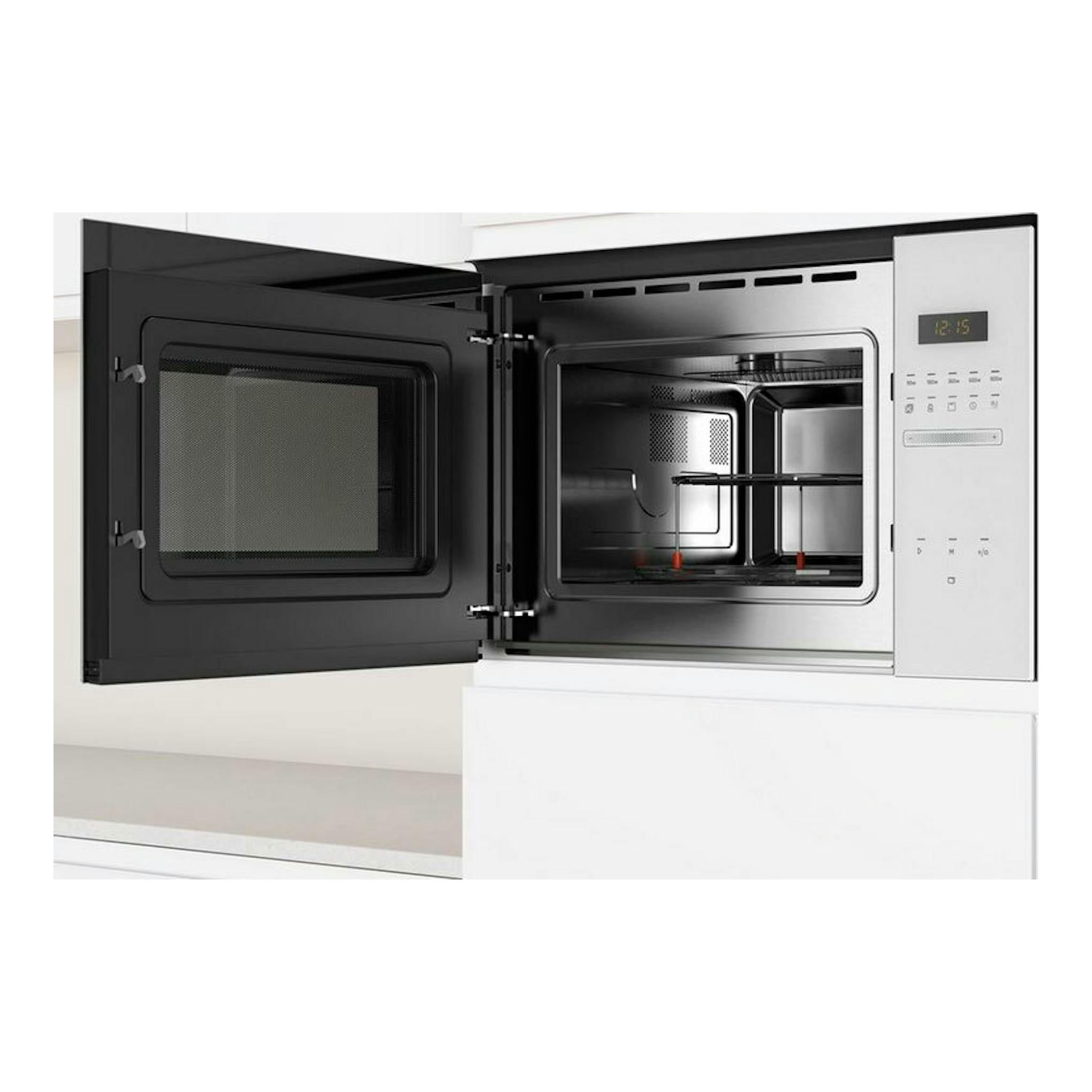 Microondas empotrado Balay 3CG5175B2 blanco y negro, puerta abatible abierta y panel digital en cocina blanca.