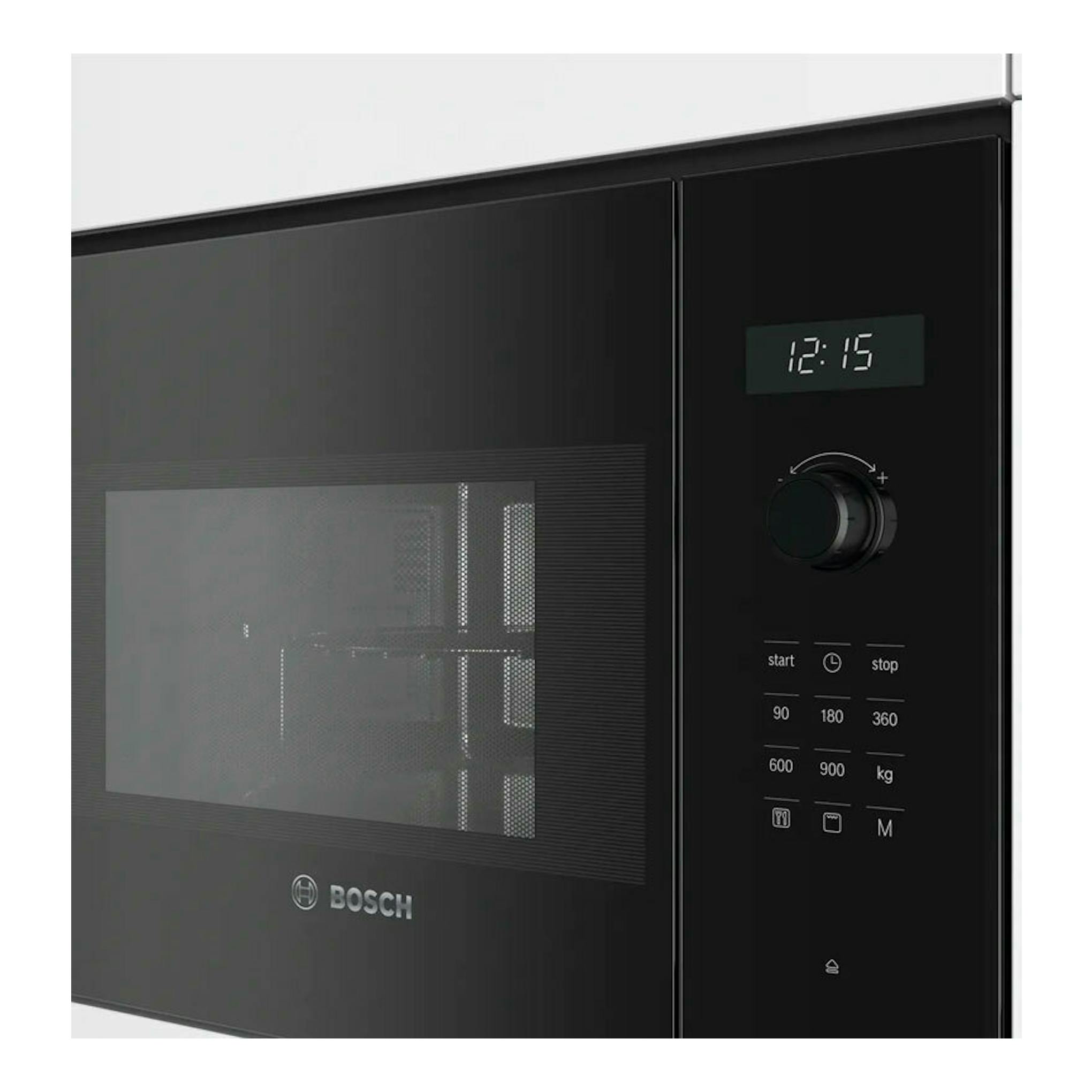 Microondas Bosch BEL554MB0 negro, vista frontal en ángulo, con panel digital y puerta de cristal.