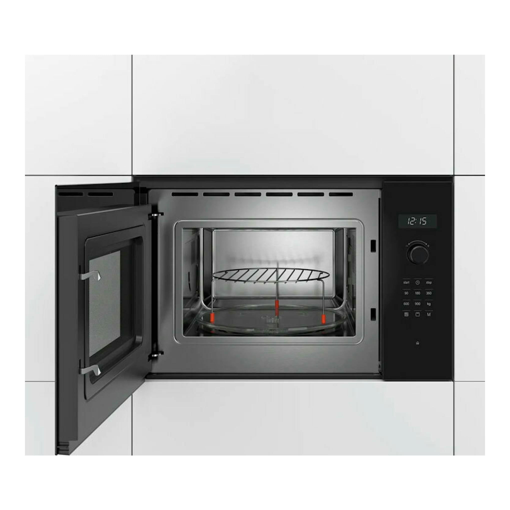 Microondas Bosch BEL554MB0 negro, vista frontal con la puerta abatible abierta y panel digital a la derecha.