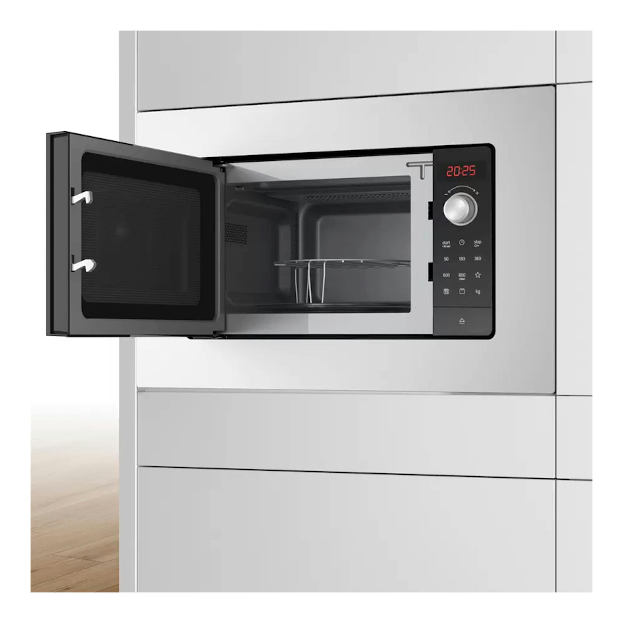 Microondas Bosch BEL623MS3 inox empotrado, puerta abierta, frontal negro y panel digital.