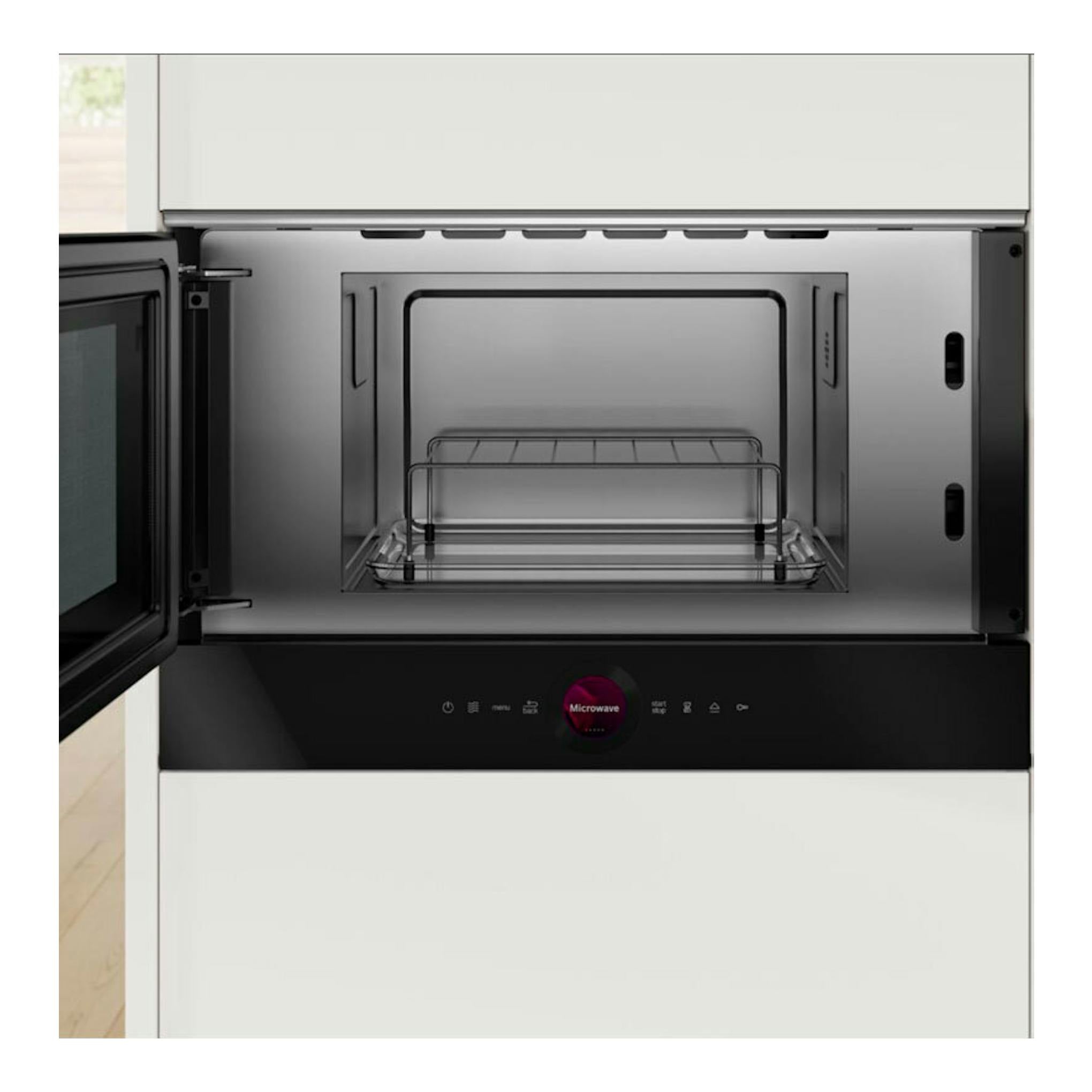 Microondas Bosch BEL7321B1 negro, empotrado, con la puerta abierta y interior de acero inoxidable.