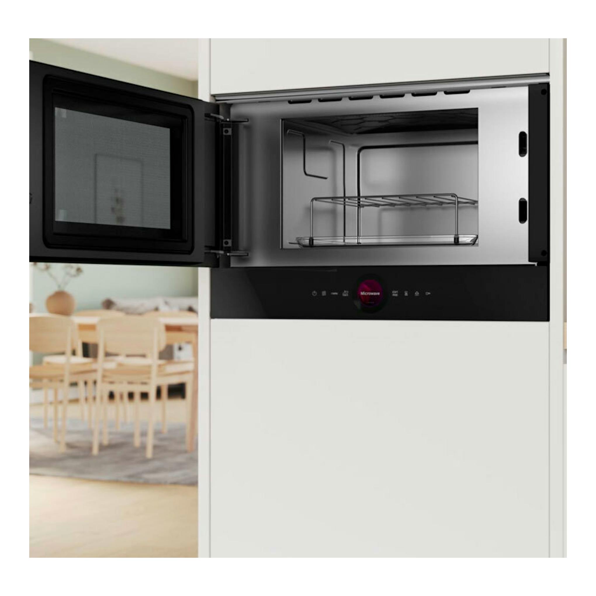 Microondas Bosch BEL7321B1 negro, vista frontal empotrada con puerta abatible abierta e interior visible.