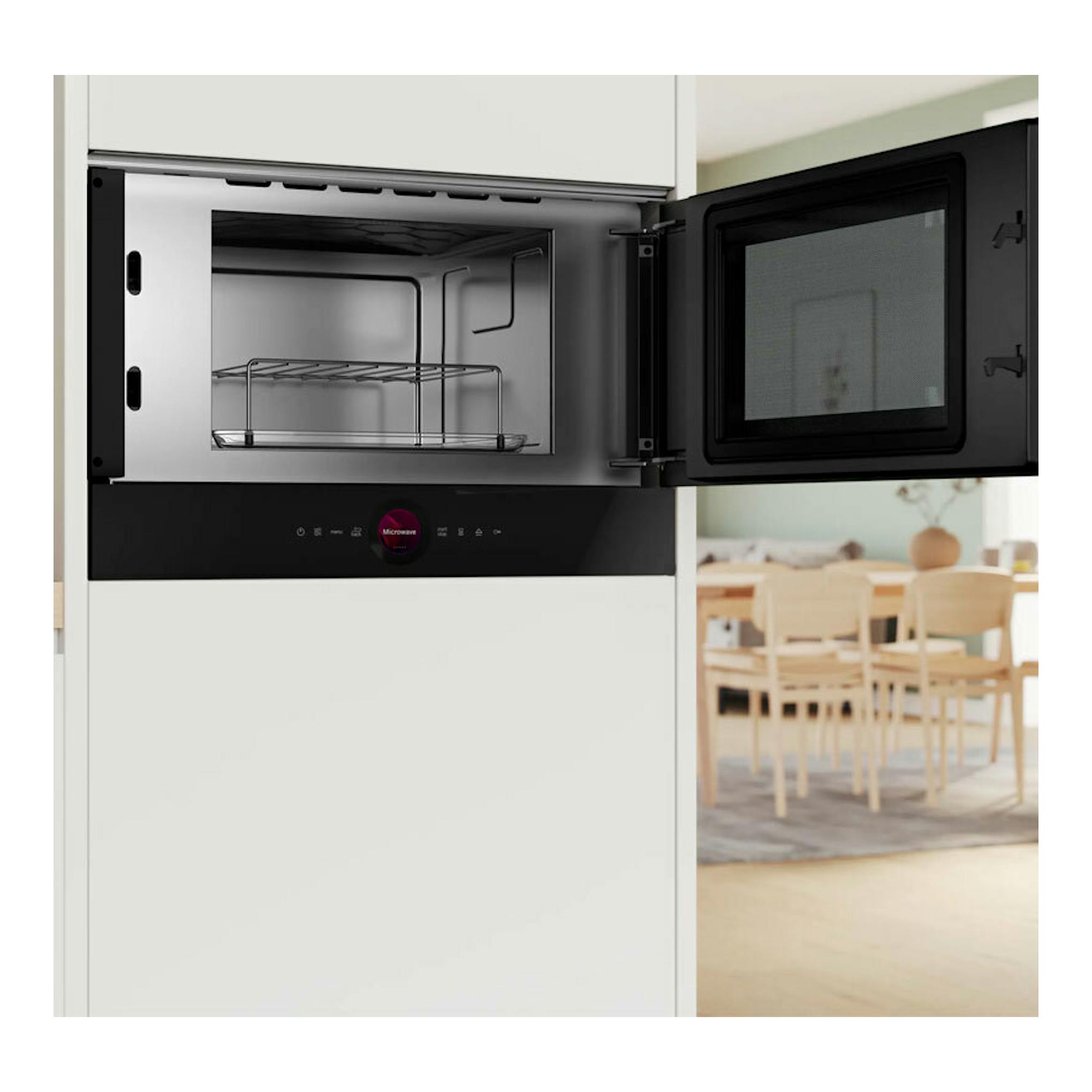 Microondas empotrado Bosch BER7321B1 negro, con puerta abierta y interior de acero inoxidable.