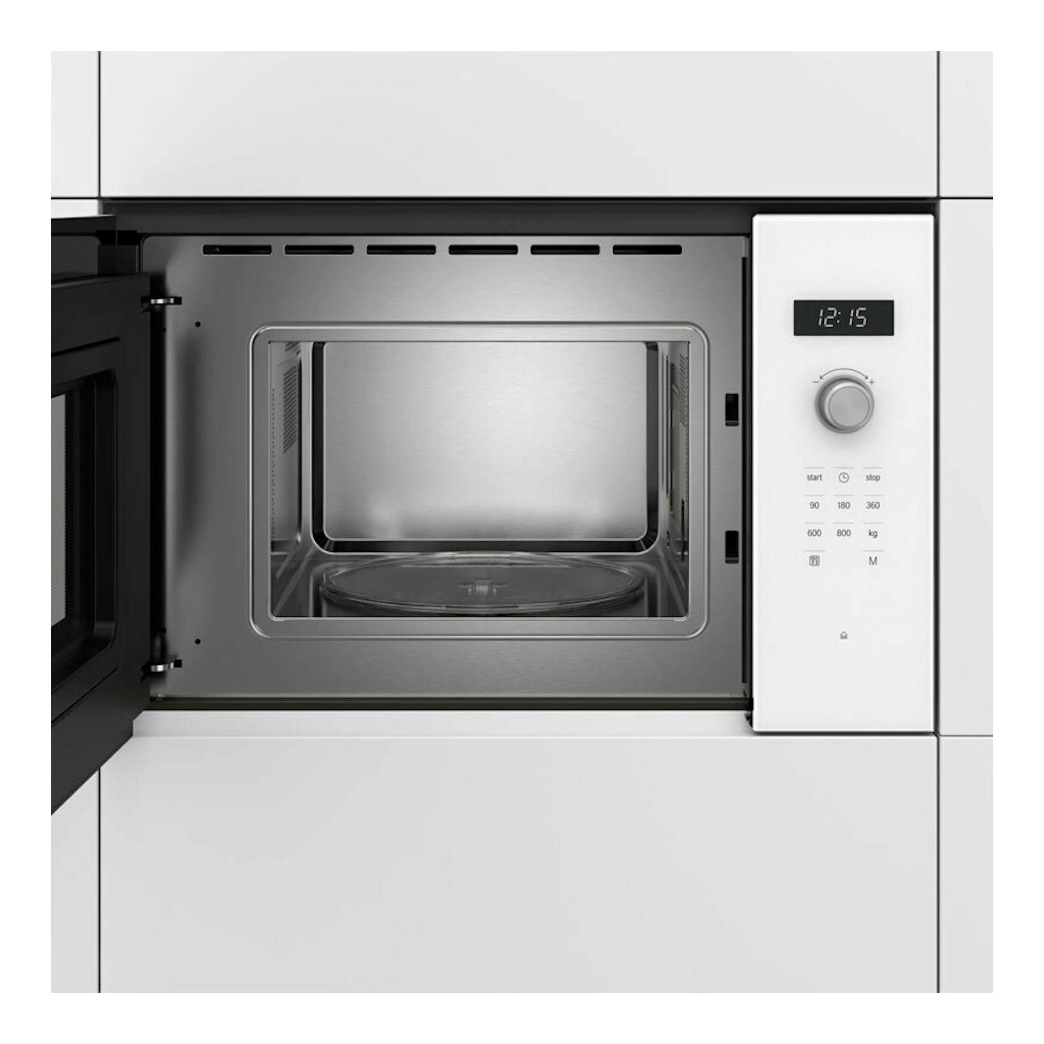 Microondas Bosch BFL524MW0 blanco empotrado, con puerta abierta, interior de acero inoxidable y panel digital lateral.