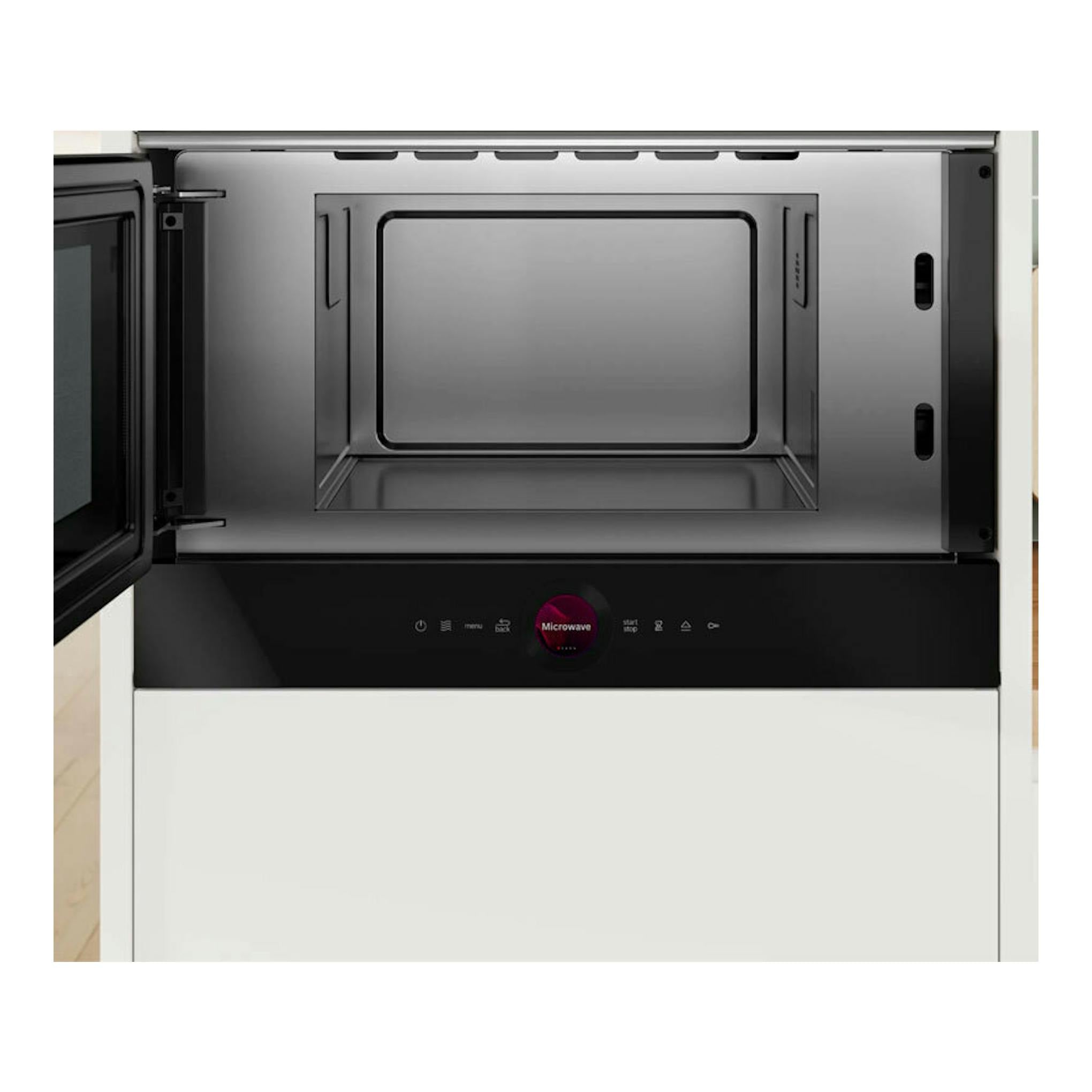 Microondas empotrado Bosch BFL7221B1 negro, vista frontal con la puerta abierta e interior metálico.