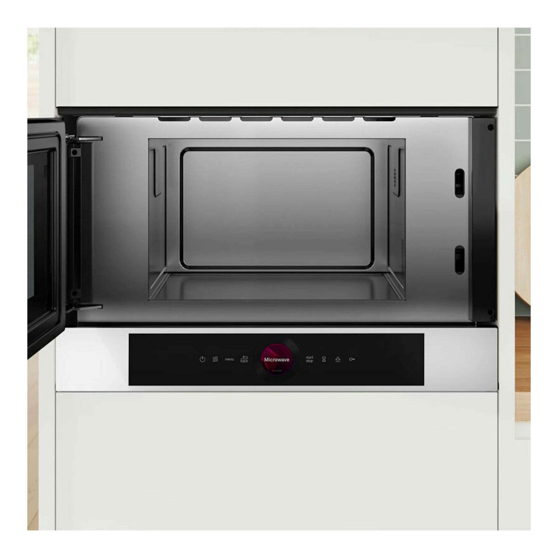 Microondas Bosch BFL7221W1 blanco, empotrado, con la puerta abierta y panel frontal negro.