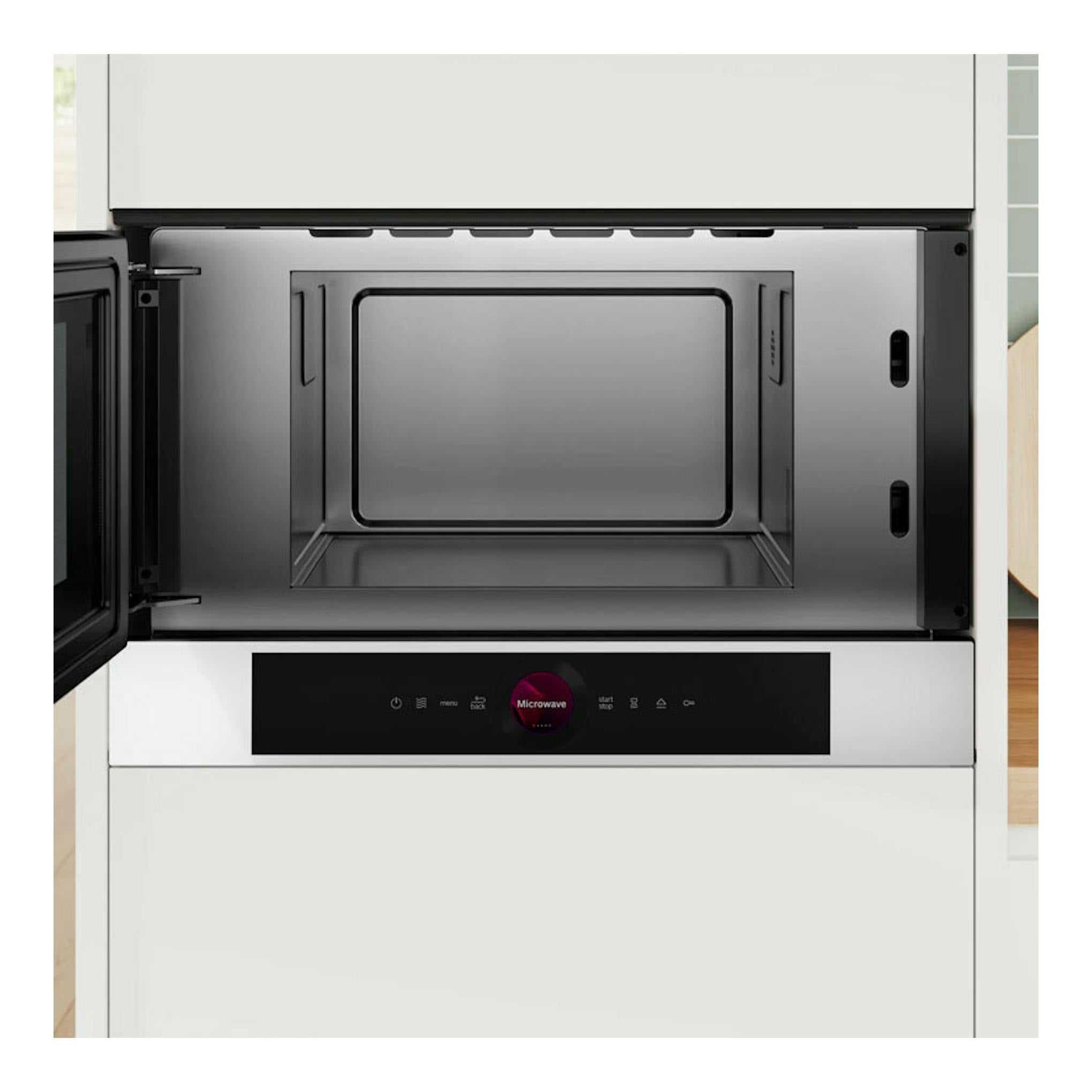 Microondas Bosch BFL7221W1 blanco, empotrado, con la puerta abierta y panel frontal negro.
