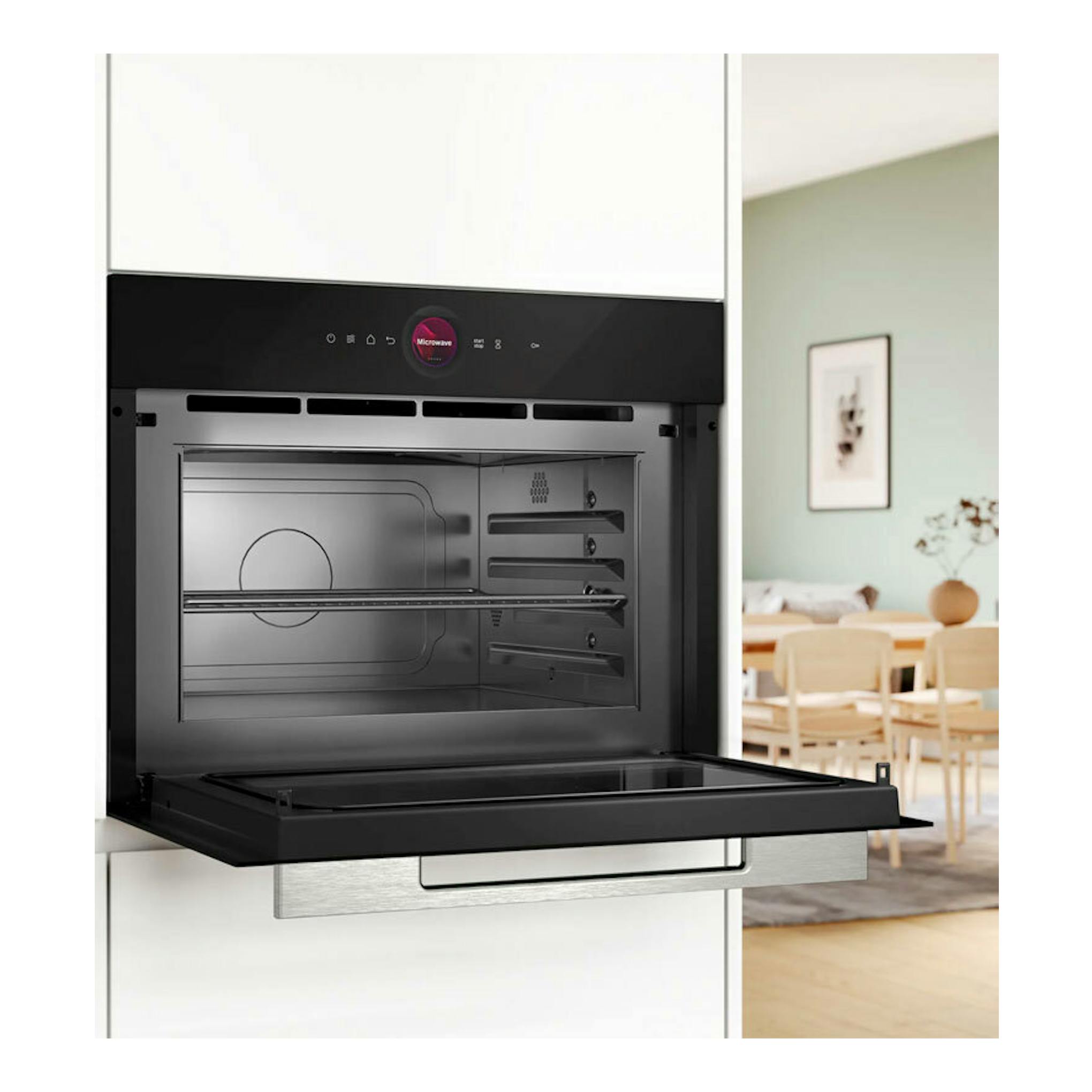Microondas Bosch CEG732XB1 negro empotrado, vista frontal con la puerta abierta y el interior visible.