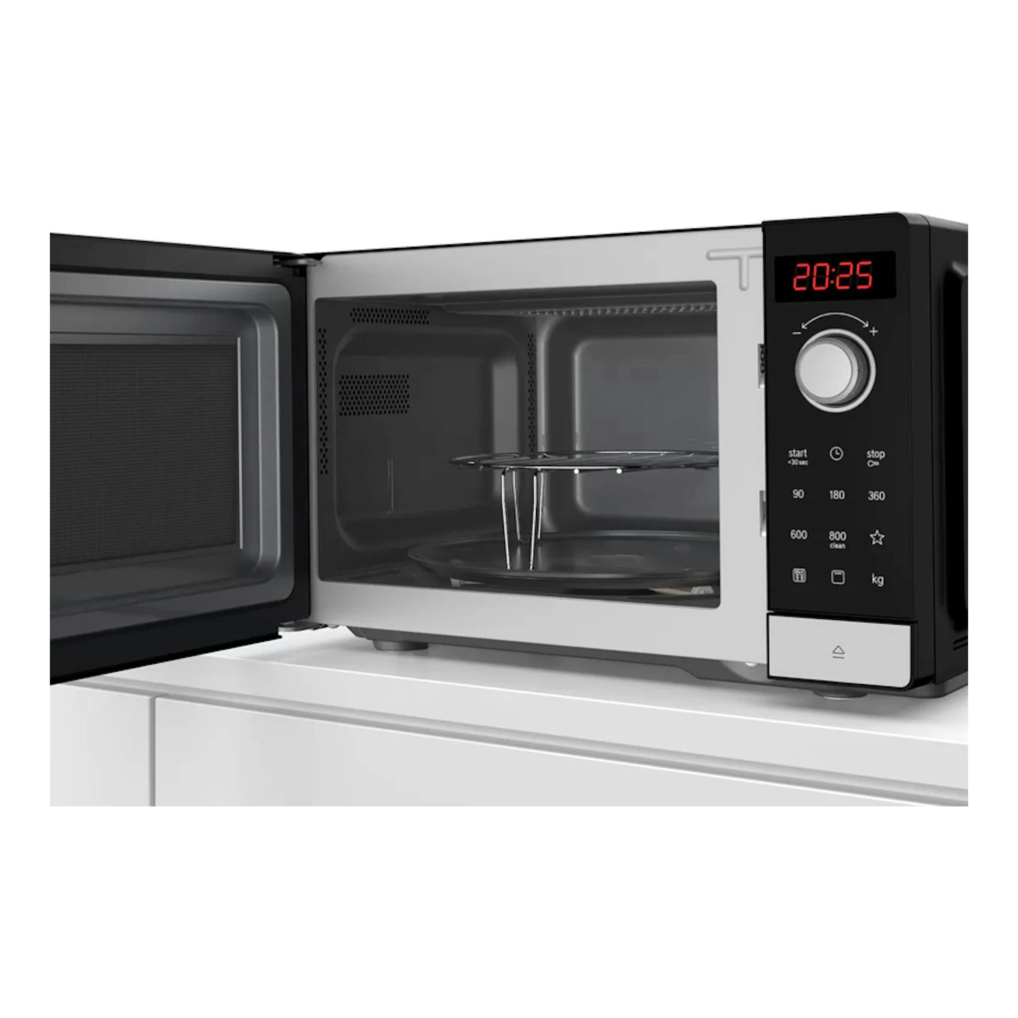 Microondas Bosch FEL023MS2 negro e inox, con puerta abierta, interior visible y display digital 20:25.