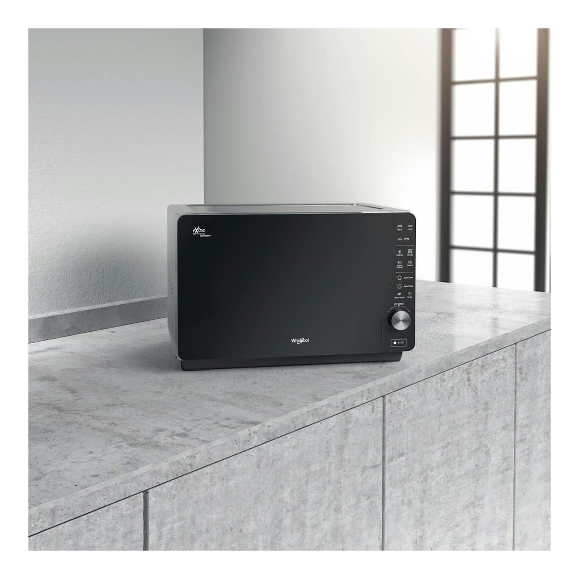 Microondas Whirlpool MWF 427 SL negro, vista frontal ligeramente angular, sobre encimera gris.