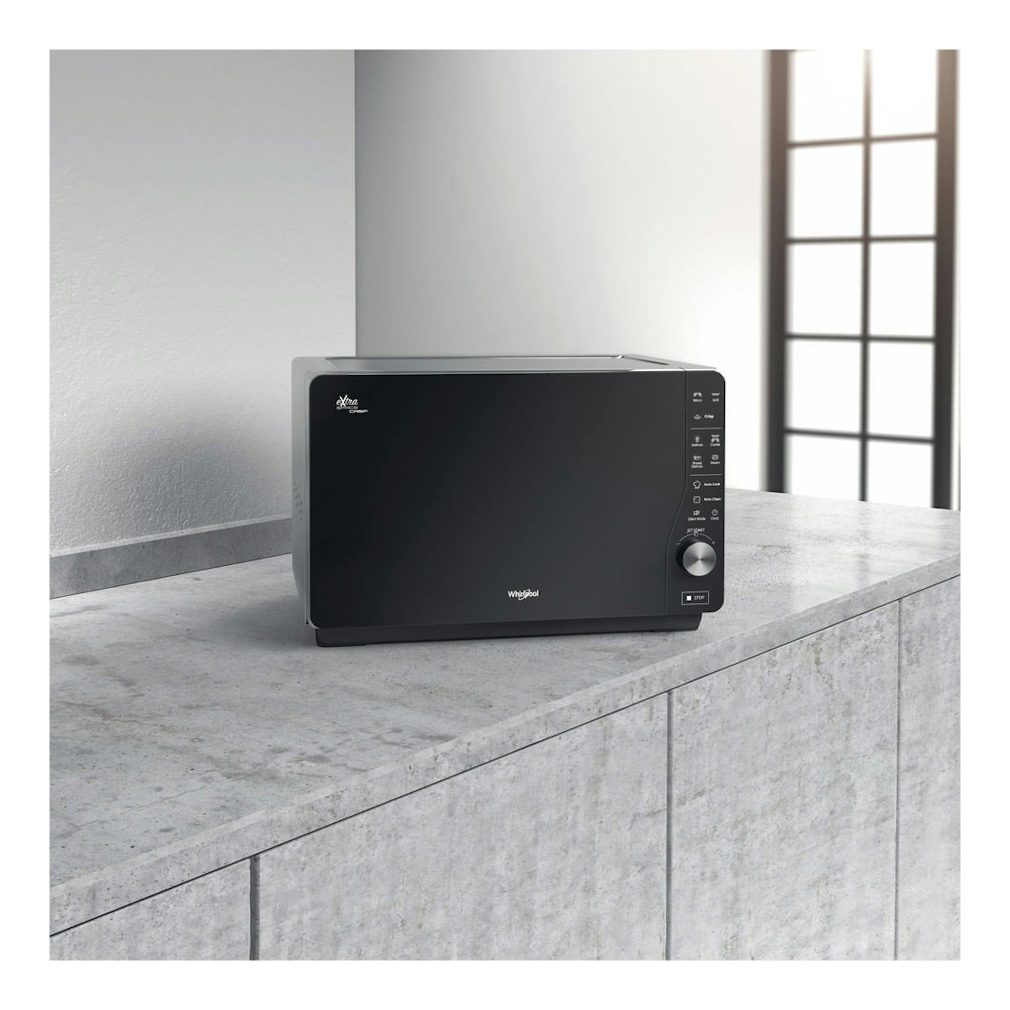Microondas Whirlpool MWF 427 SL negro, vista frontal ligeramente angular, sobre encimera gris.