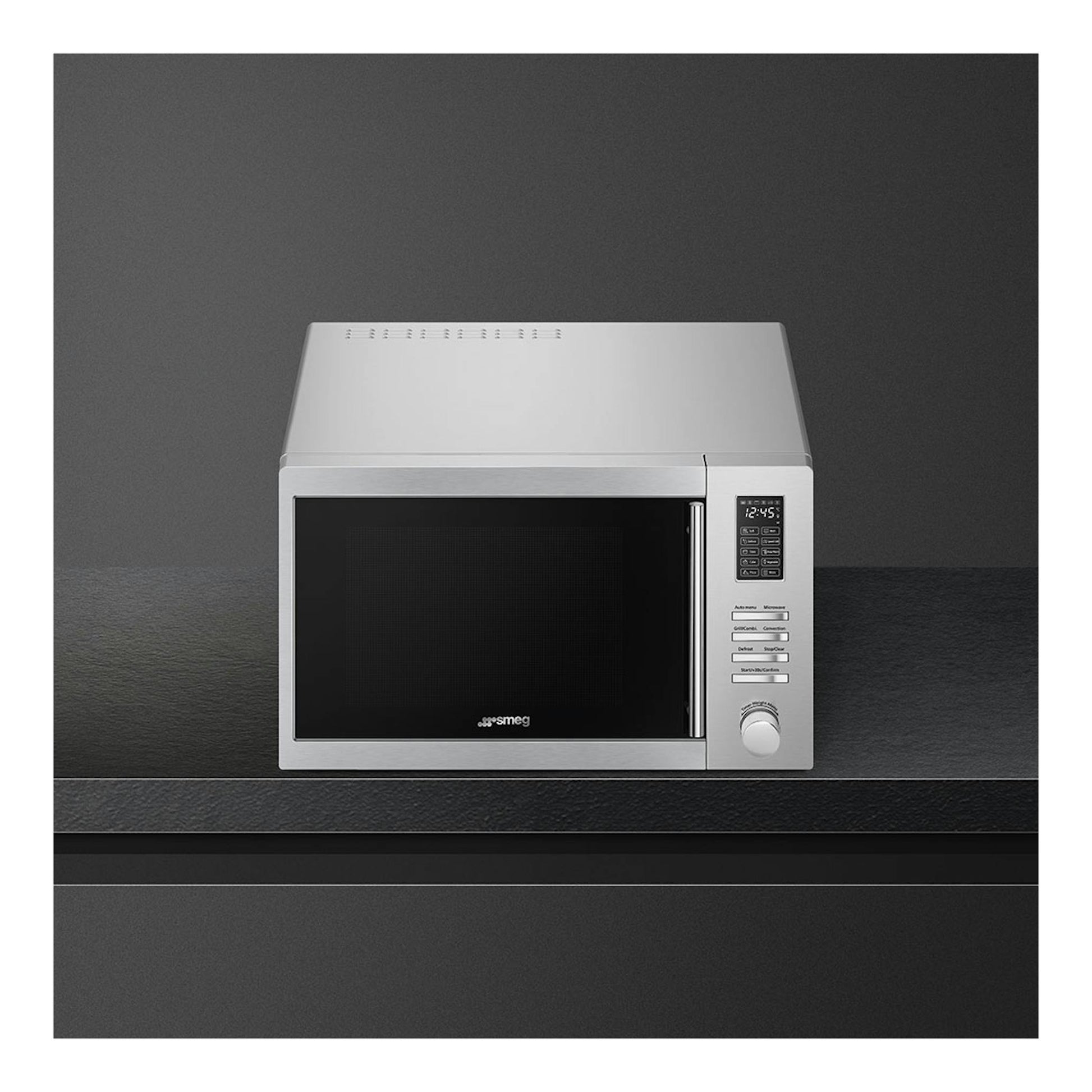 Microondas Smeg MOE34CXI2 de acero inoxidable, vista frontal con puerta negra y panel digital.