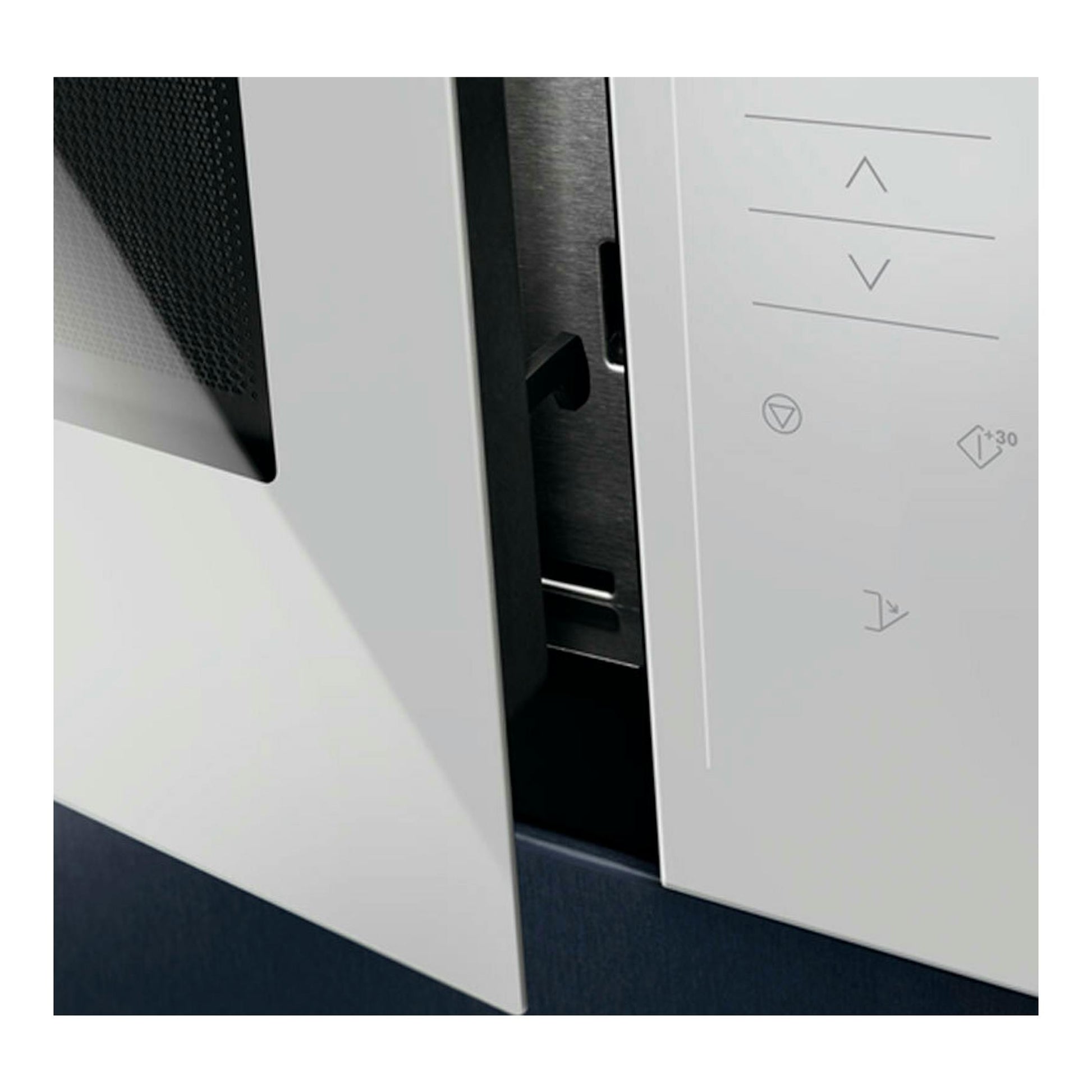 Microondas Electrolux KMFD172TEW blanco, vista en primer plano con puerta abierta y panel táctil.