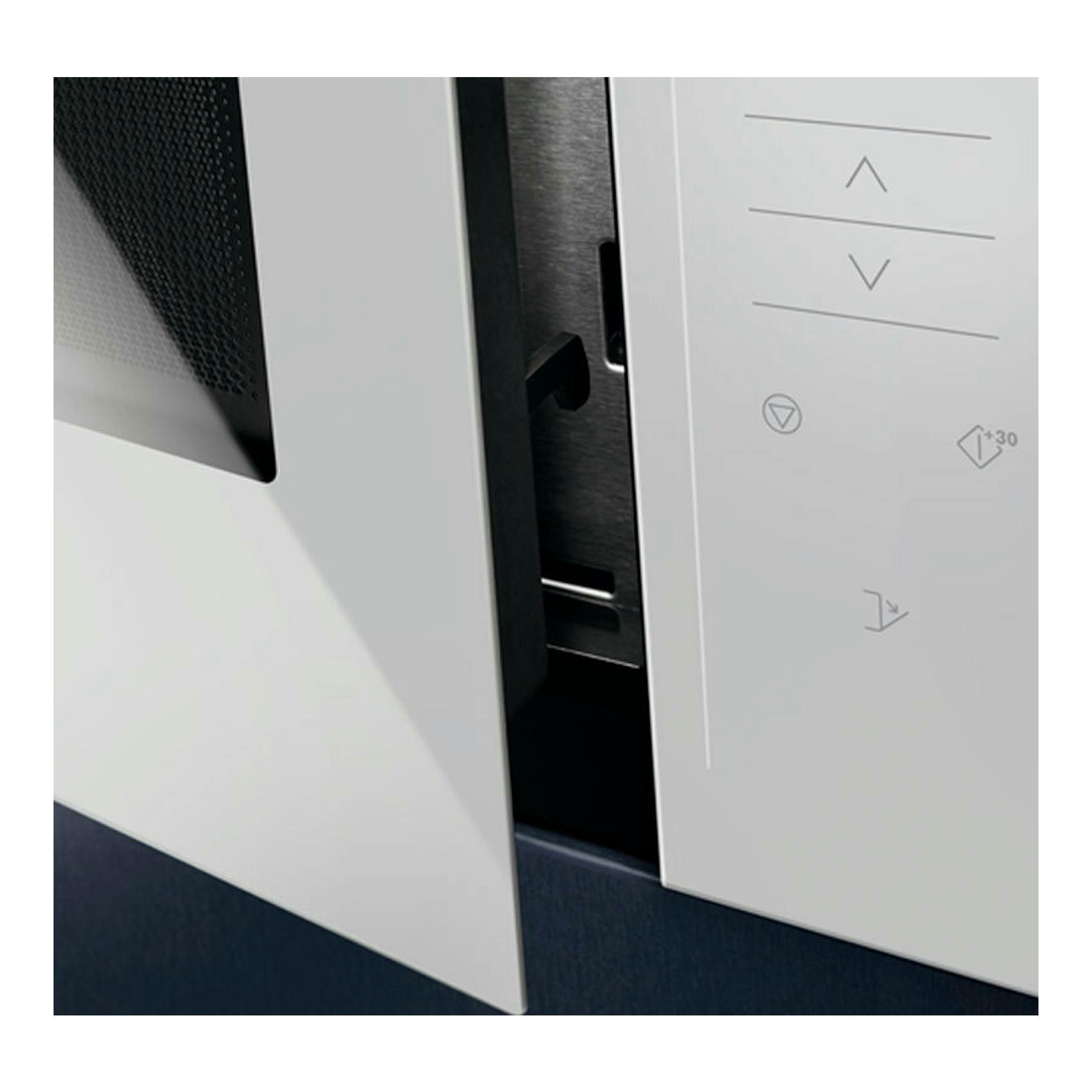 Microondas Electrolux KMFD172TEW blanco, vista en primer plano con puerta abierta y panel táctil.
