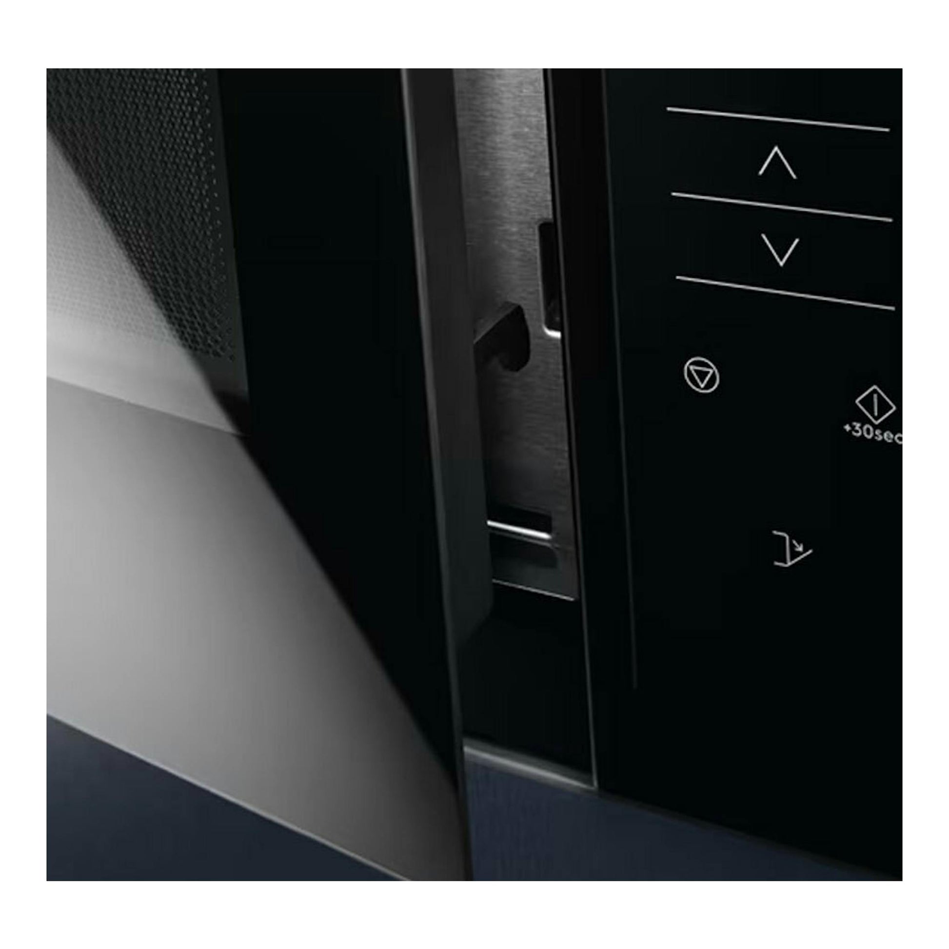 Microondas Electrolux KMFD172TEX negro, vista frontal parcial con puerta abierta y panel táctil.