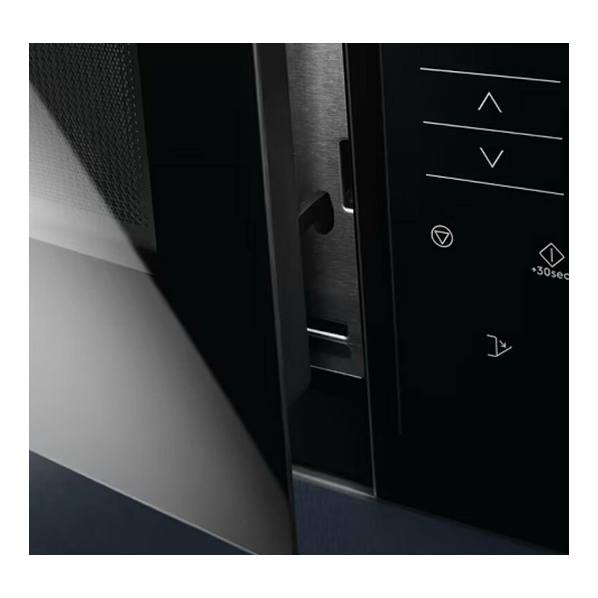 Microondas Electrolux KMFD172TEX negro, vista frontal parcial con puerta abierta y panel táctil.