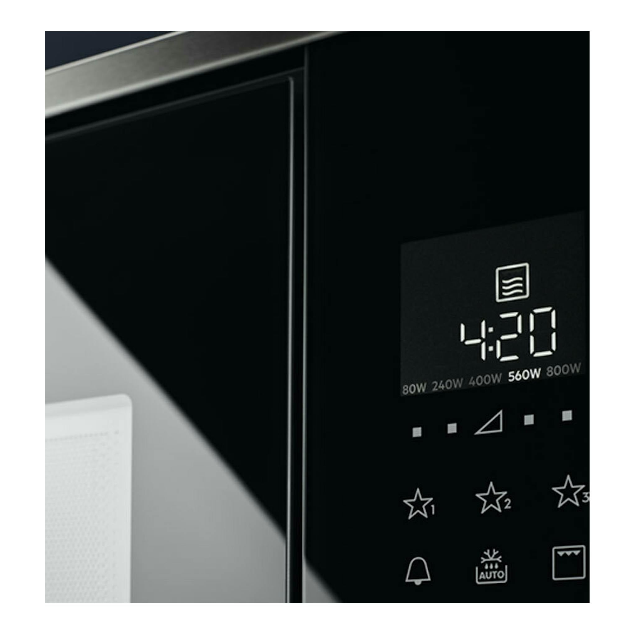 Microondas Electrolux KMFD172TEX negro, vista frontal parcial del panel digital y display.