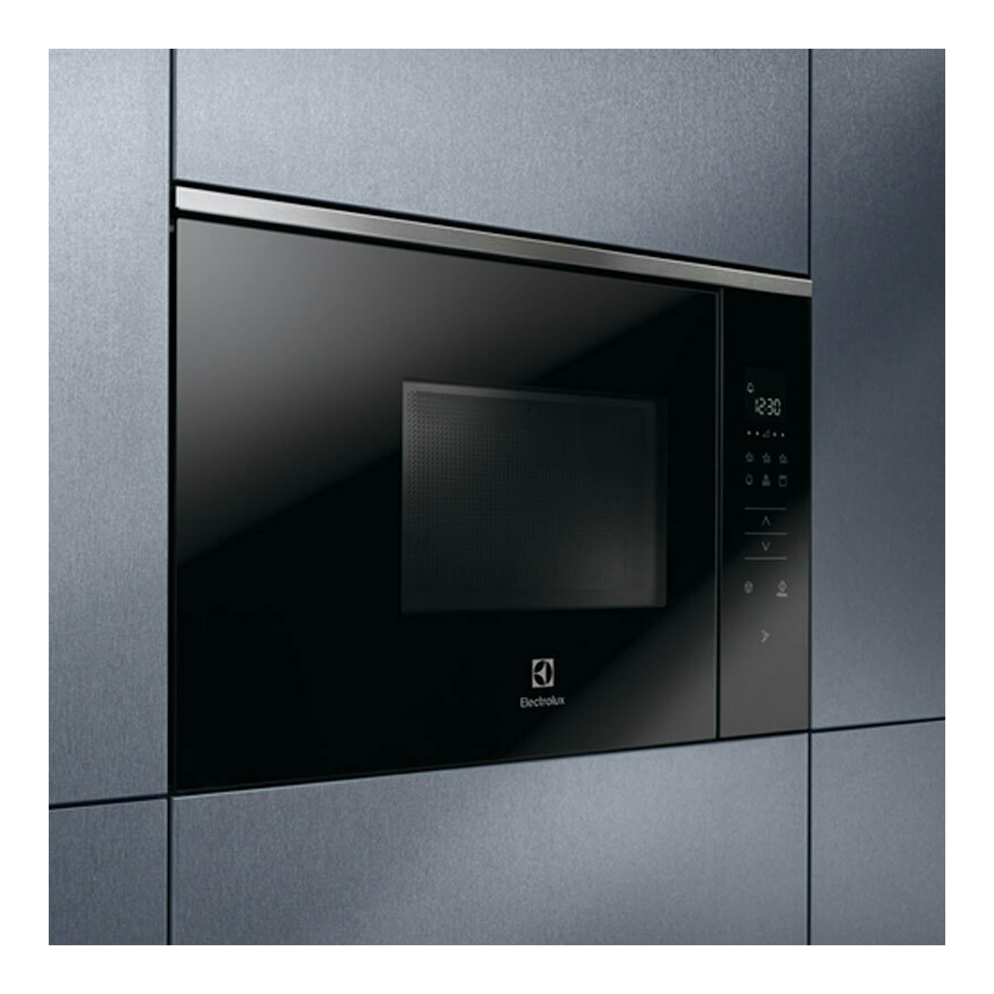 Microondas empotrado Electrolux KMFD172TEX negro, vista frontal, con panel táctil y display digital.