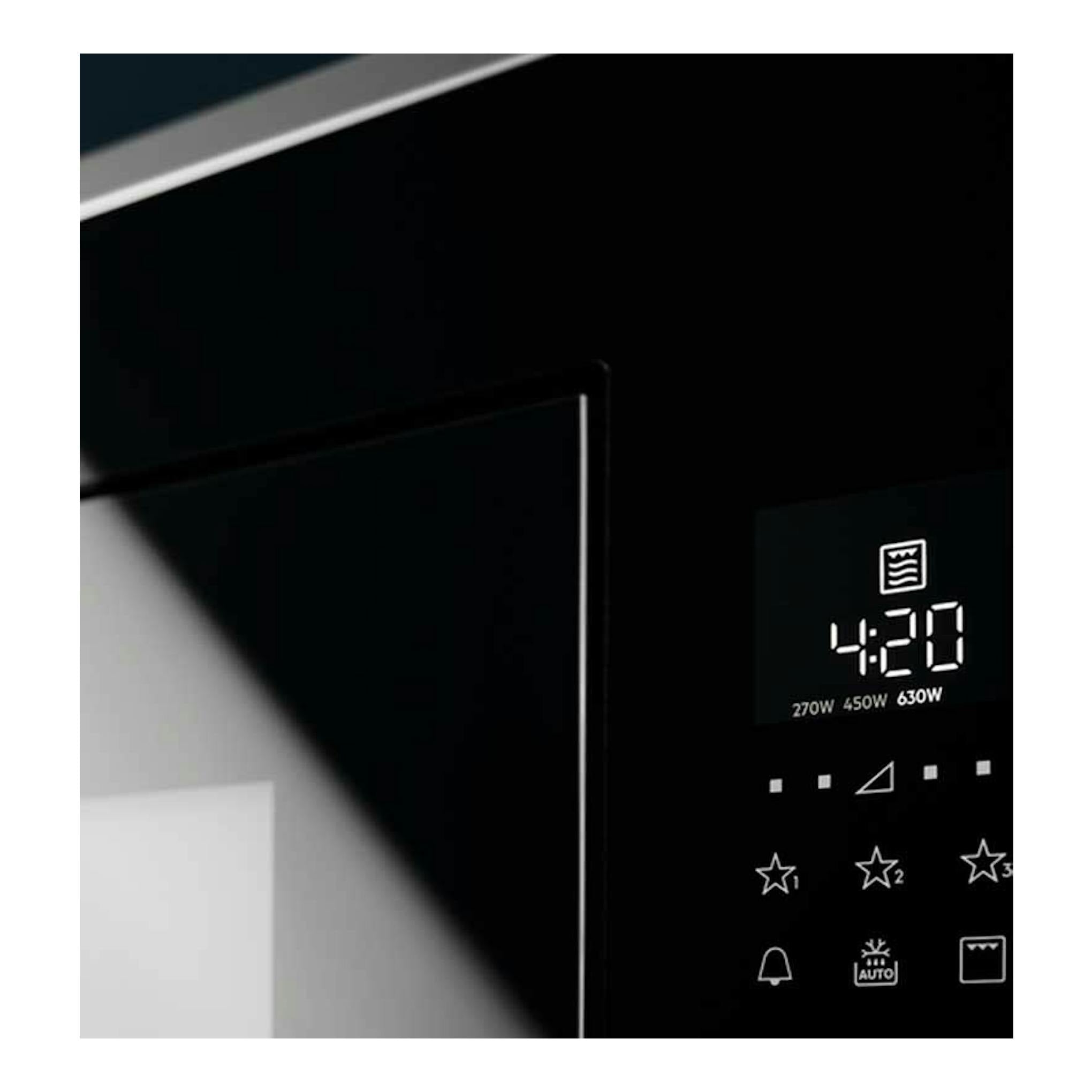 Microondas Electrolux KMFD264TEX negro, vista frontal parcial con panel táctil y display digital 4:20.