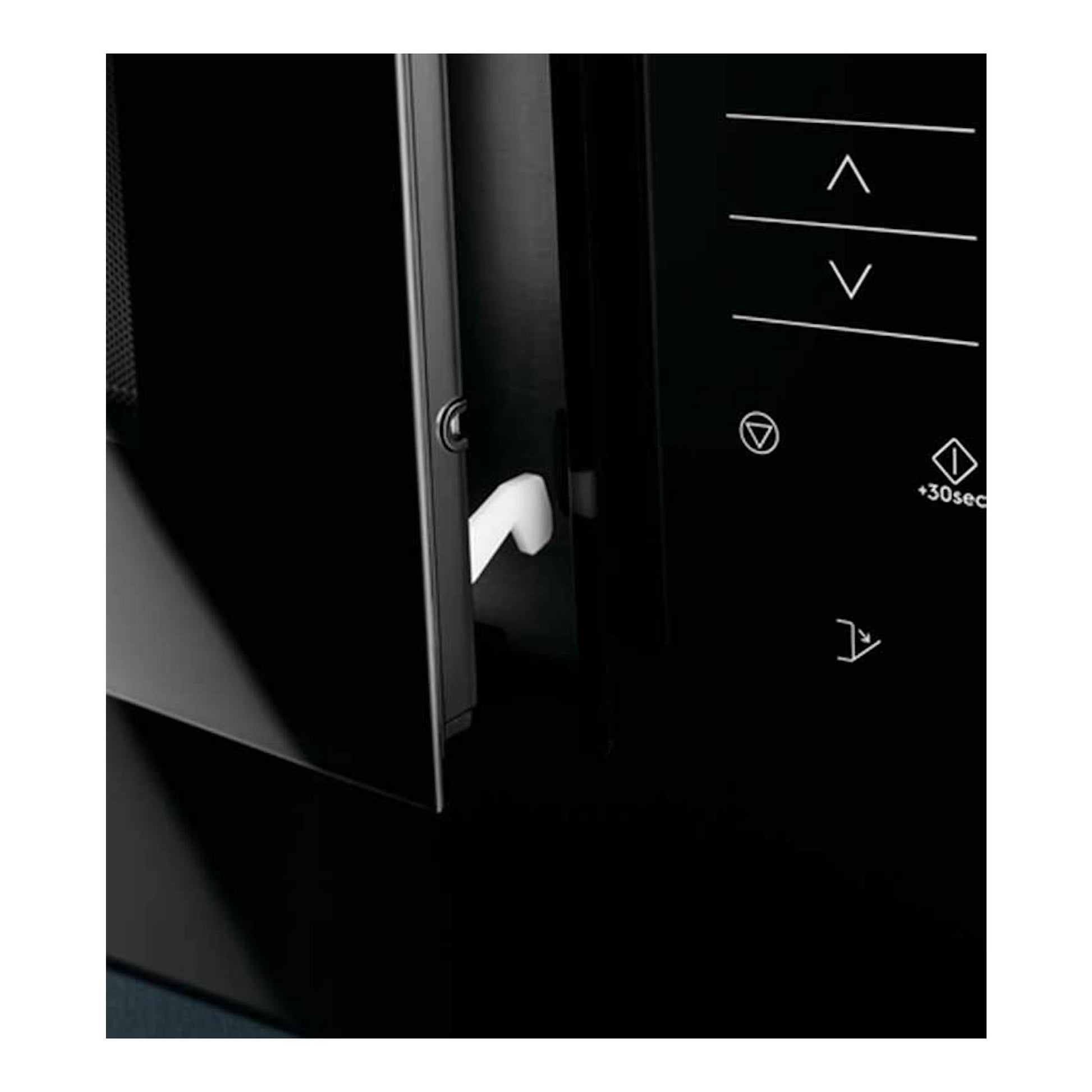 Microondas Electrolux KMFD264TEX negro, primer plano del panel táctil y la puerta abierta