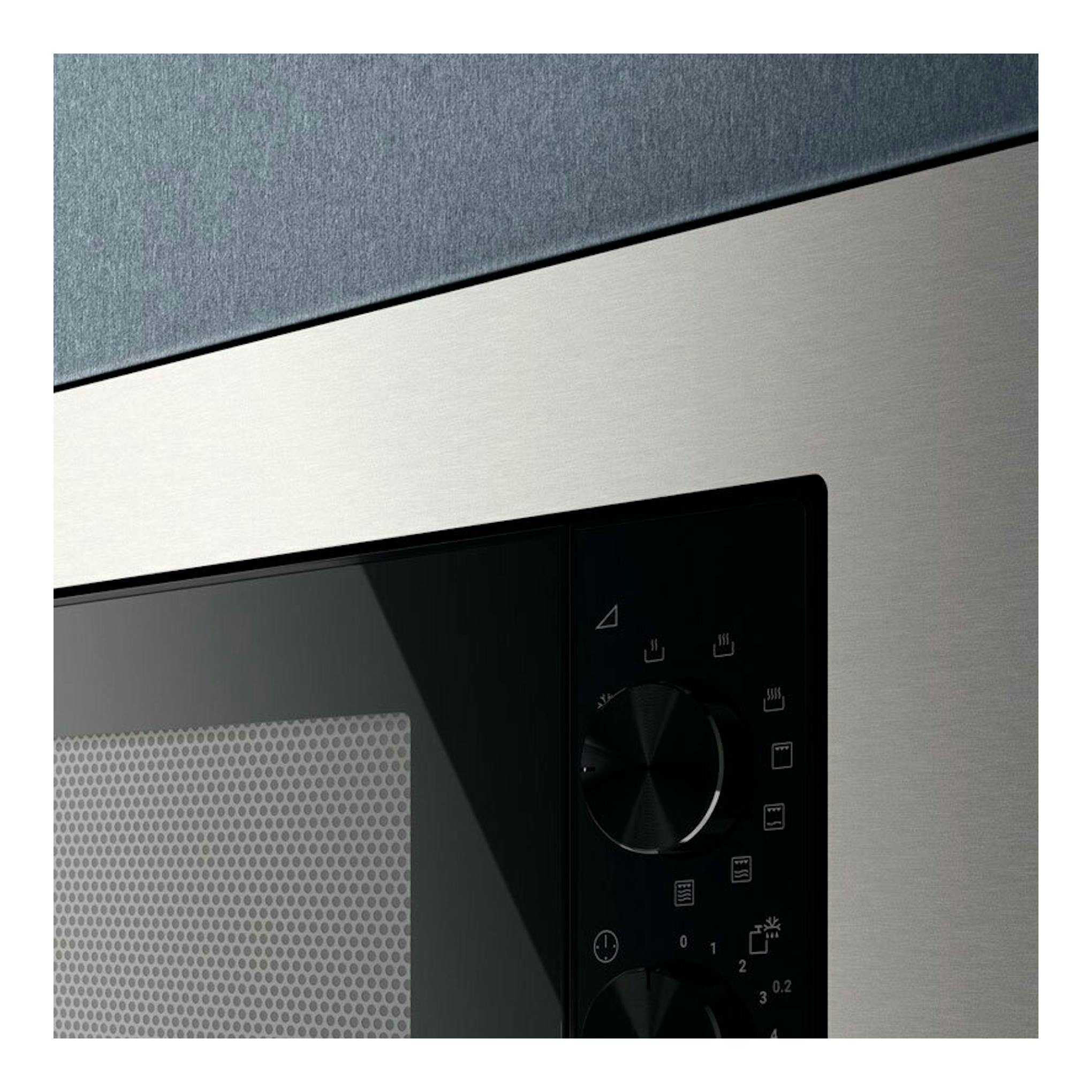 Microondas Electrolux KMSD203MMX inox, vista frontal parcial, panel negro y acero cepillado.