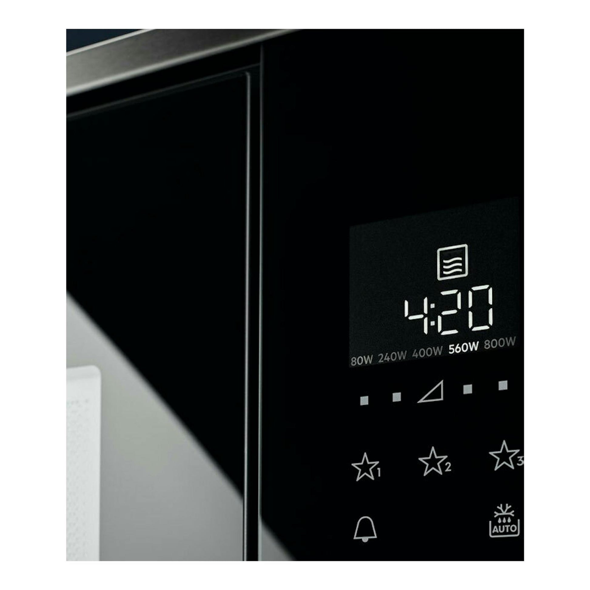Microondas Electrolux LMS2173EMK negro, primer plano del panel táctil con reloj digital y niveles de potencia.