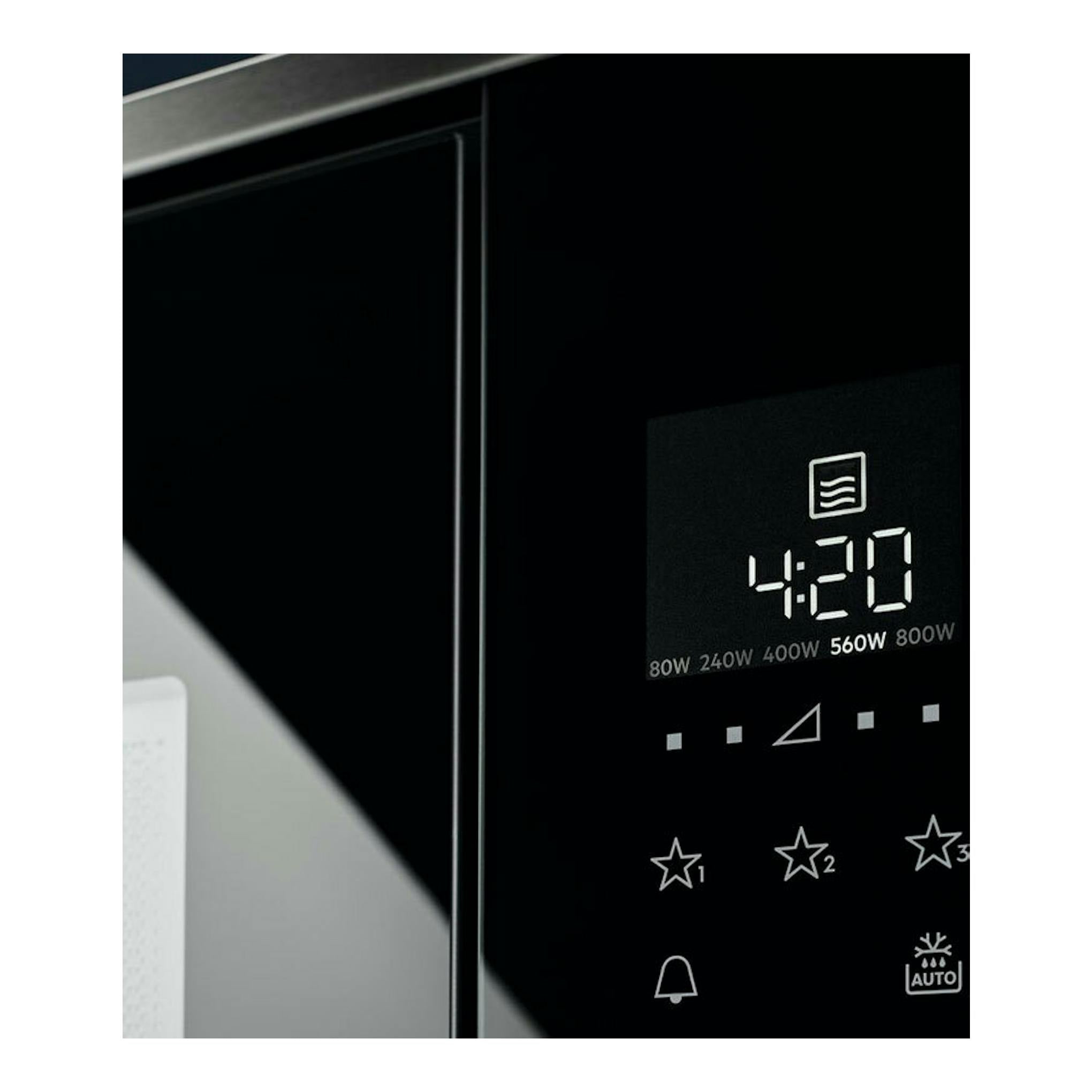 Microondas Electrolux LMS2173EMK negro, primer plano del panel táctil con reloj digital y niveles de potencia.