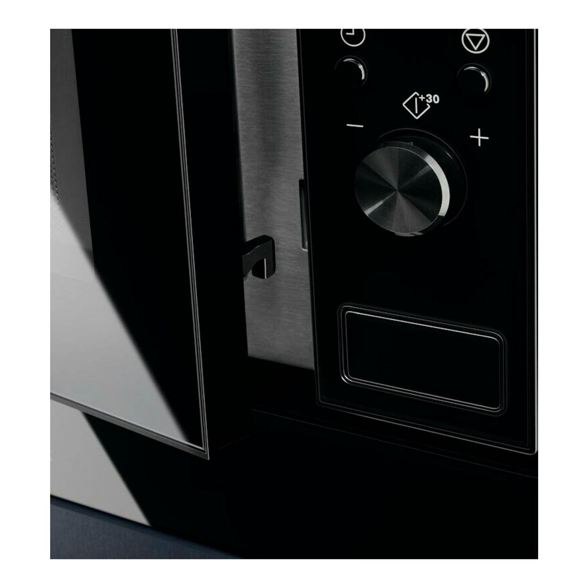 Microondas Electrolux LMS2173EMK negro, vista frontal parcial del panel de control y puerta.
