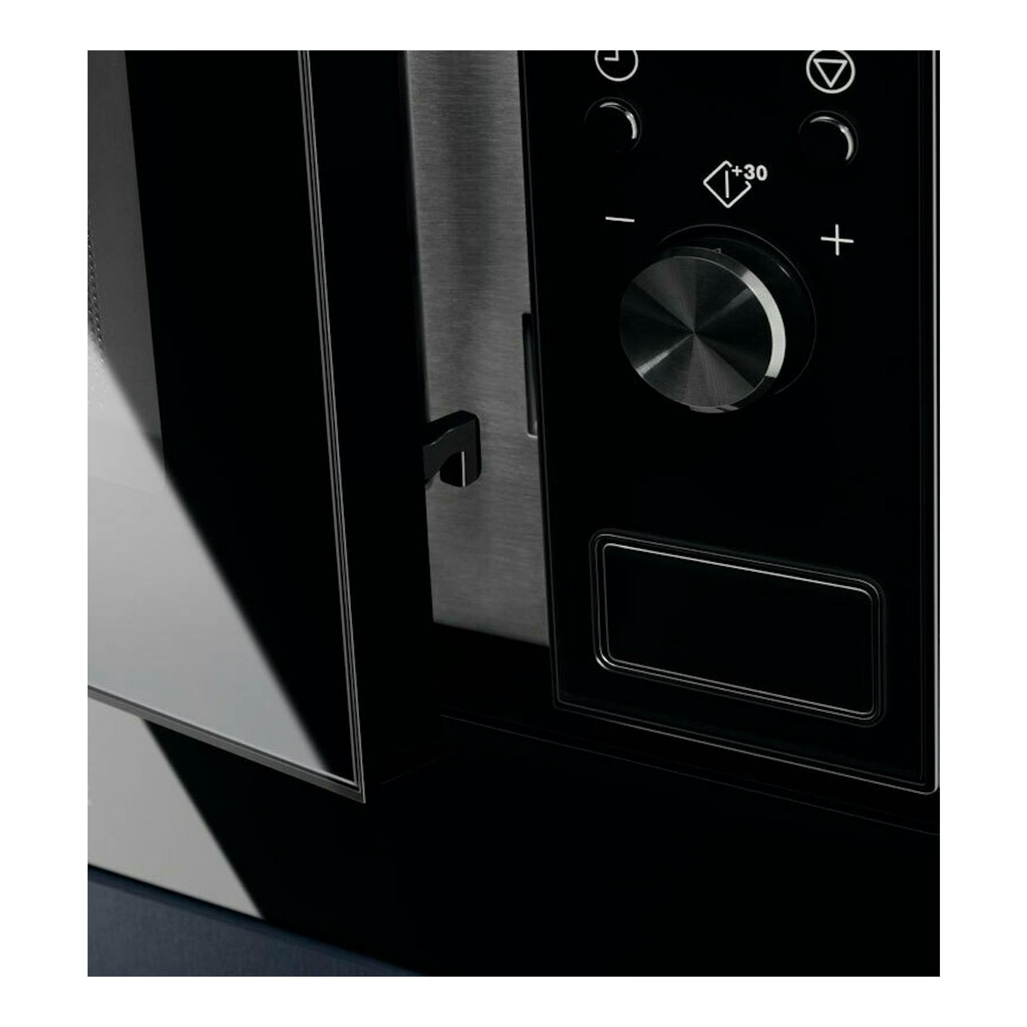 Microondas Electrolux LMS2173EMK negro, vista frontal parcial del panel de control y puerta.