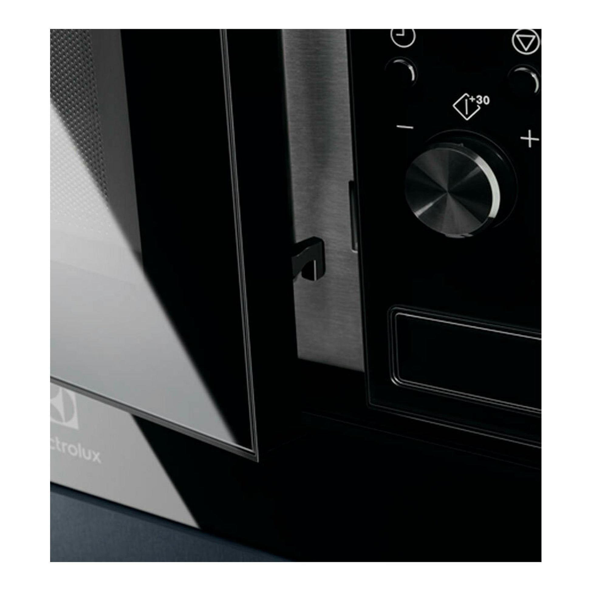 Microondas Electrolux LMS2173EMX de acero inoxidable y negro, vista frontal en primer plano con panel y perilla.