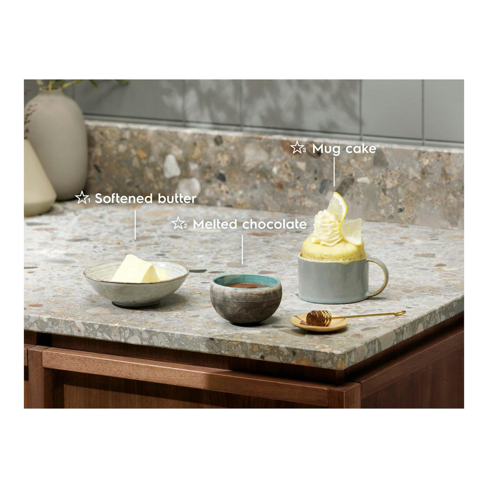 Electrolux LMS4253TBX: encimera de cocina con mantequilla, chocolate fundido y pastel en taza.