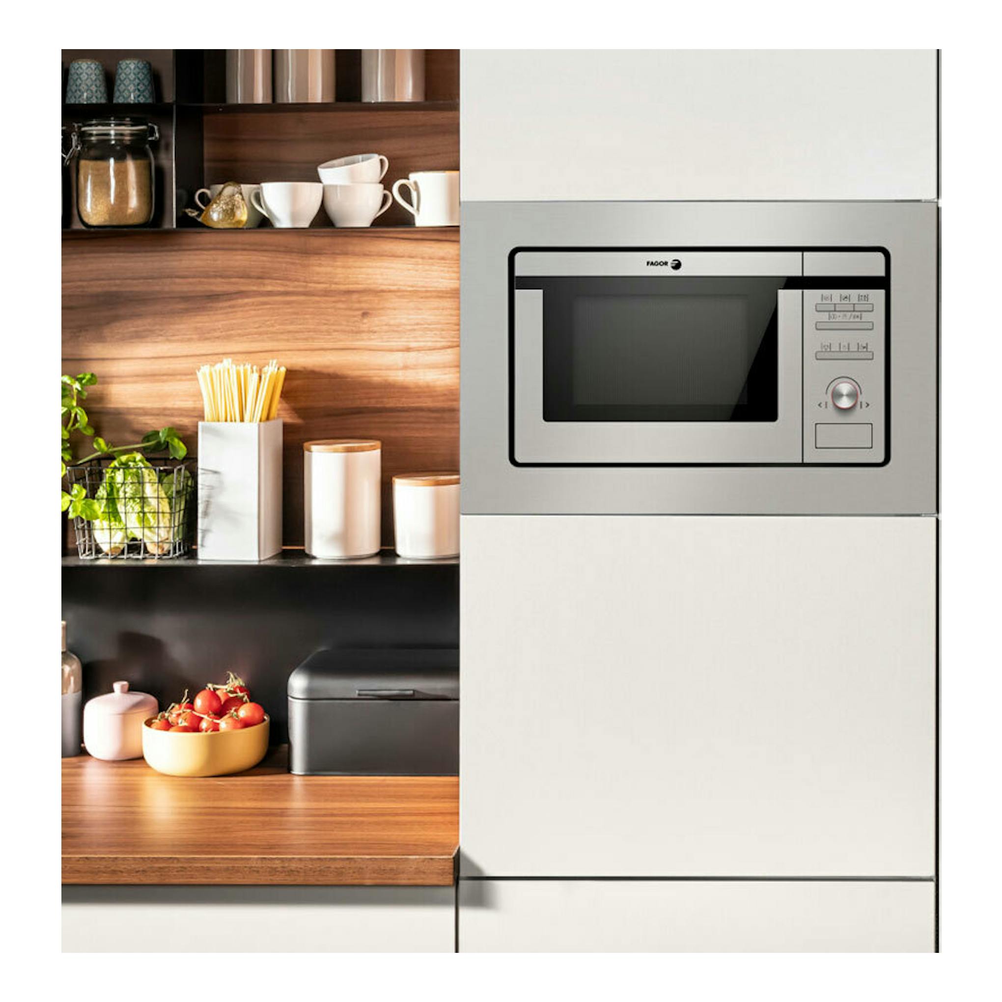 Microondas empotrado Fagor 3MWB201CEGX en inox, vista frontal, integrado en mueble de cocina.