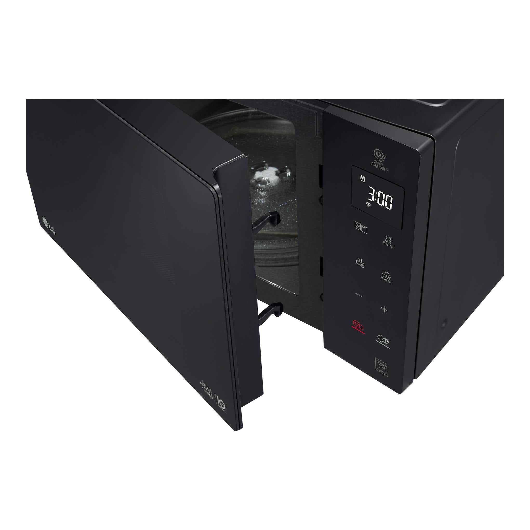 Microondas LG MH6535GIS negro, vista frontal en ángulo, con la puerta abierta y panel digital.