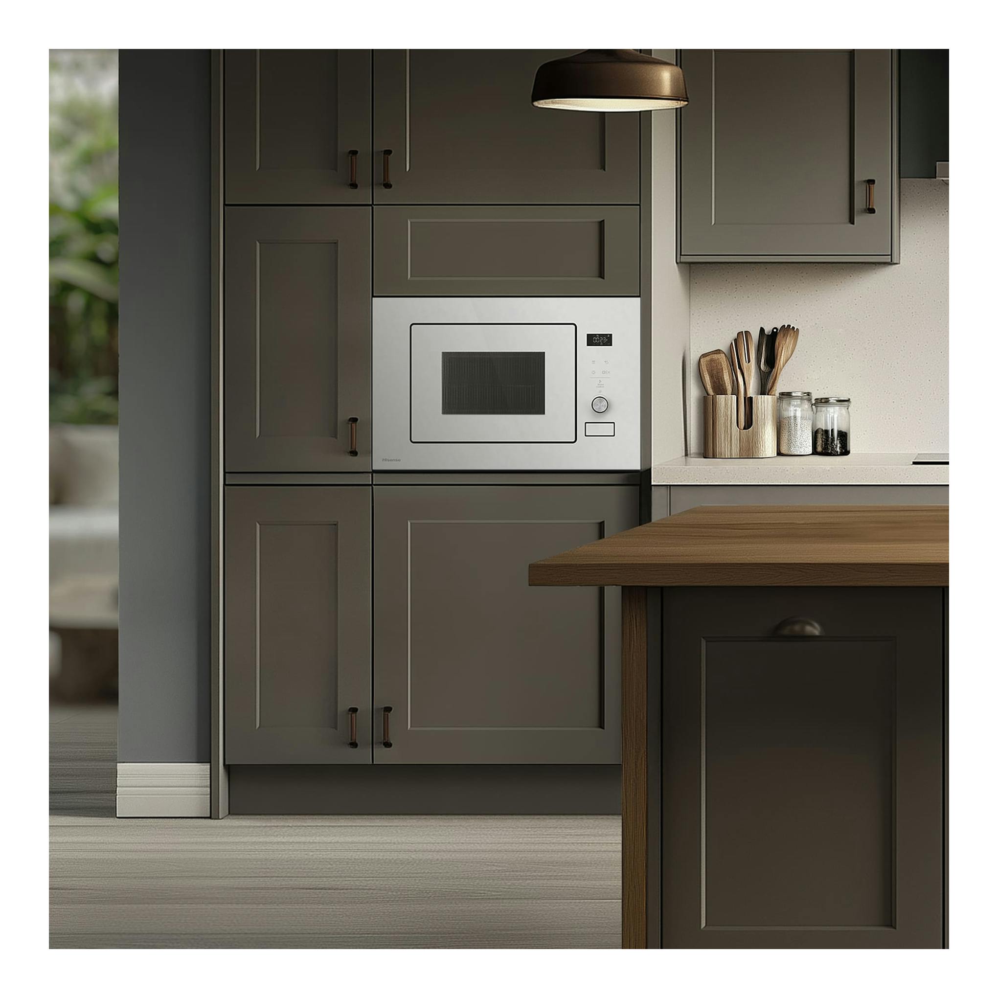 Microondas integrable Hisense BIM320G52WG blanco, visto de frente, empotrado en muebles de cocina.
