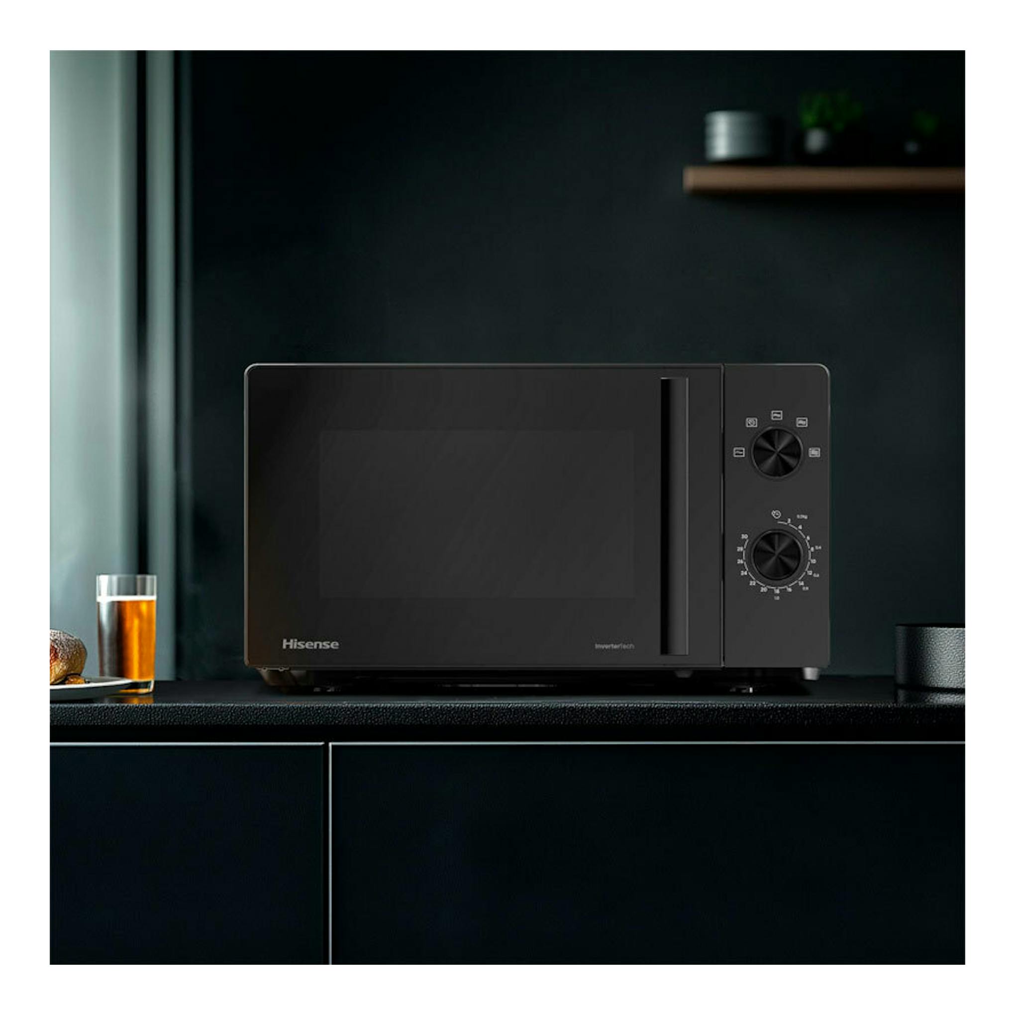 Microondas Hisense H20MOBP1HI negro, vista frontal con dos mandos y puerta oscura.