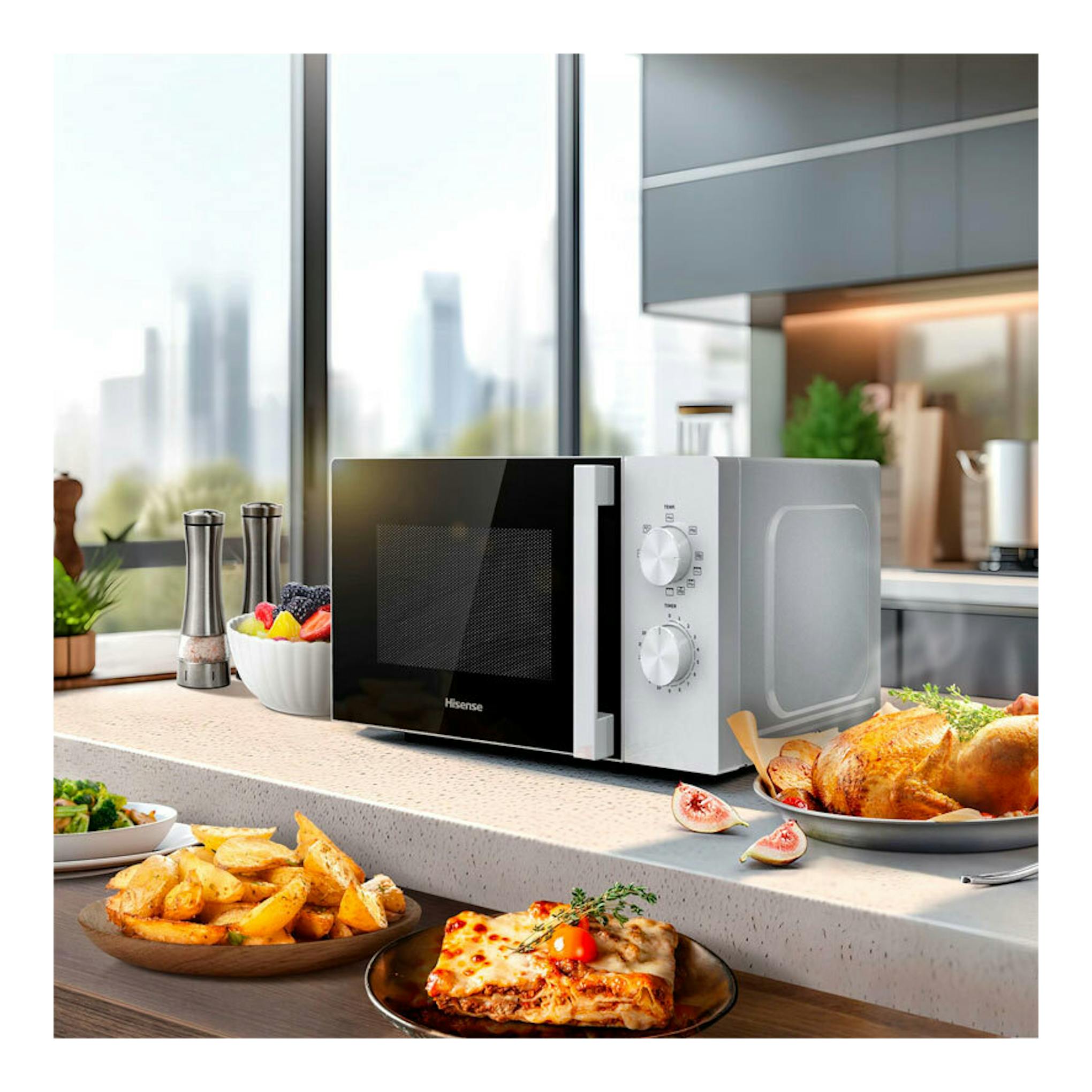 Microondas Hisense H20MOWP1HG negro, vista frontal en ángulo sobre encimera de cocina.