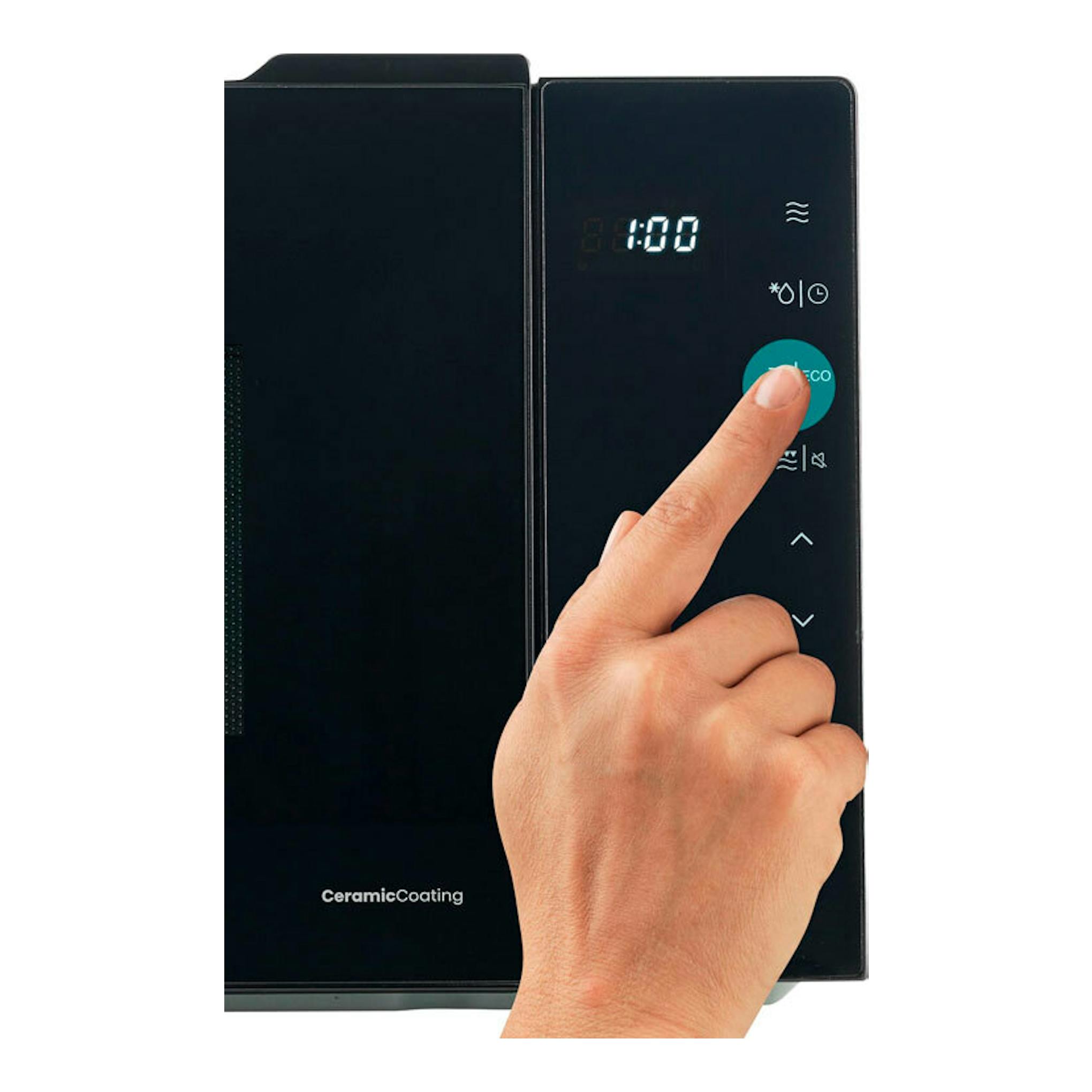 Microondas Hisense H23MOBS5HG4 negro, vista frontal, mano pulsando botón Eco y display 1:00.