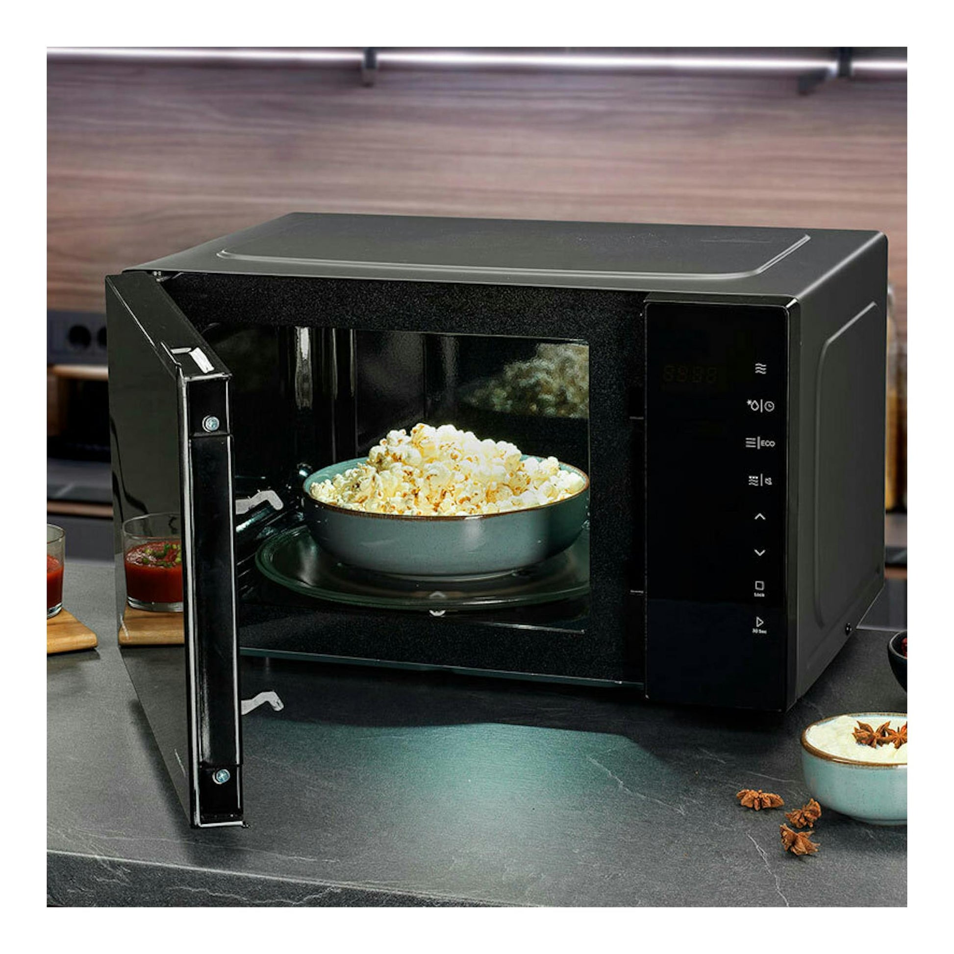Microondas Hisense H23MOBS5HG4 negro, vista frontal con la puerta abierta y un bol de palomitas dentro.